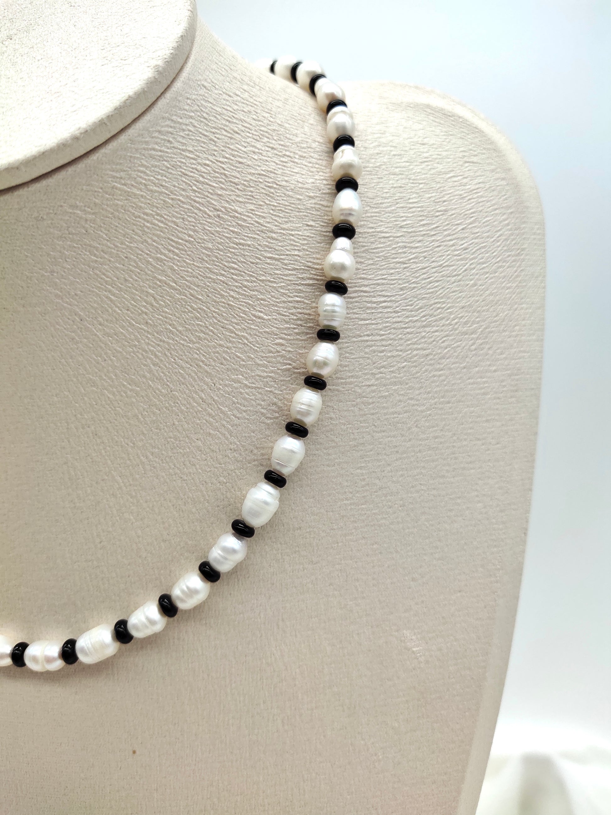 RICE SHAPE PEARL NECKLACE WITH BLACK AGATE BEADS