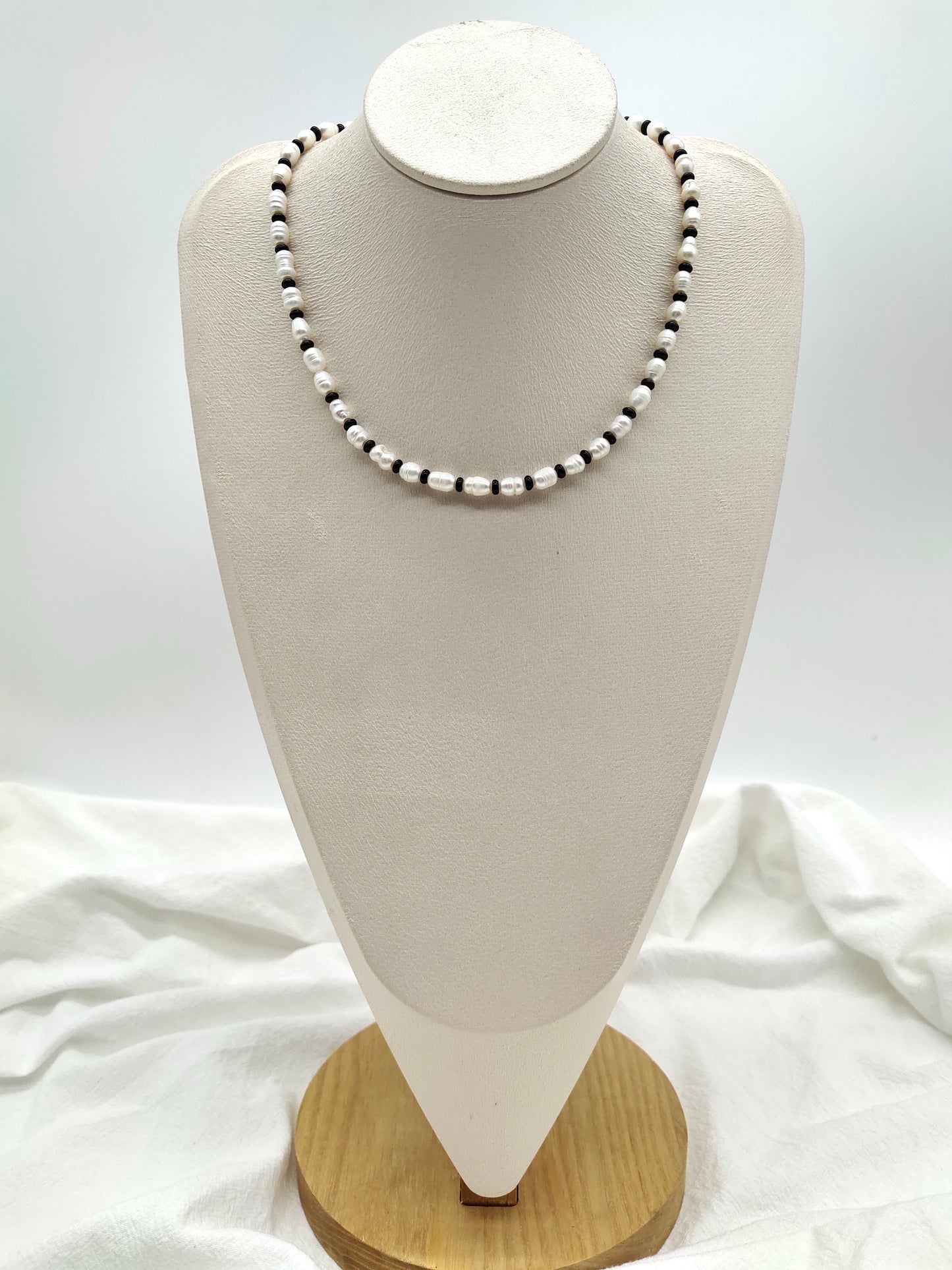 RICE SHAPE PEARL NECKLACE WITH BLACK AGATE BEADS