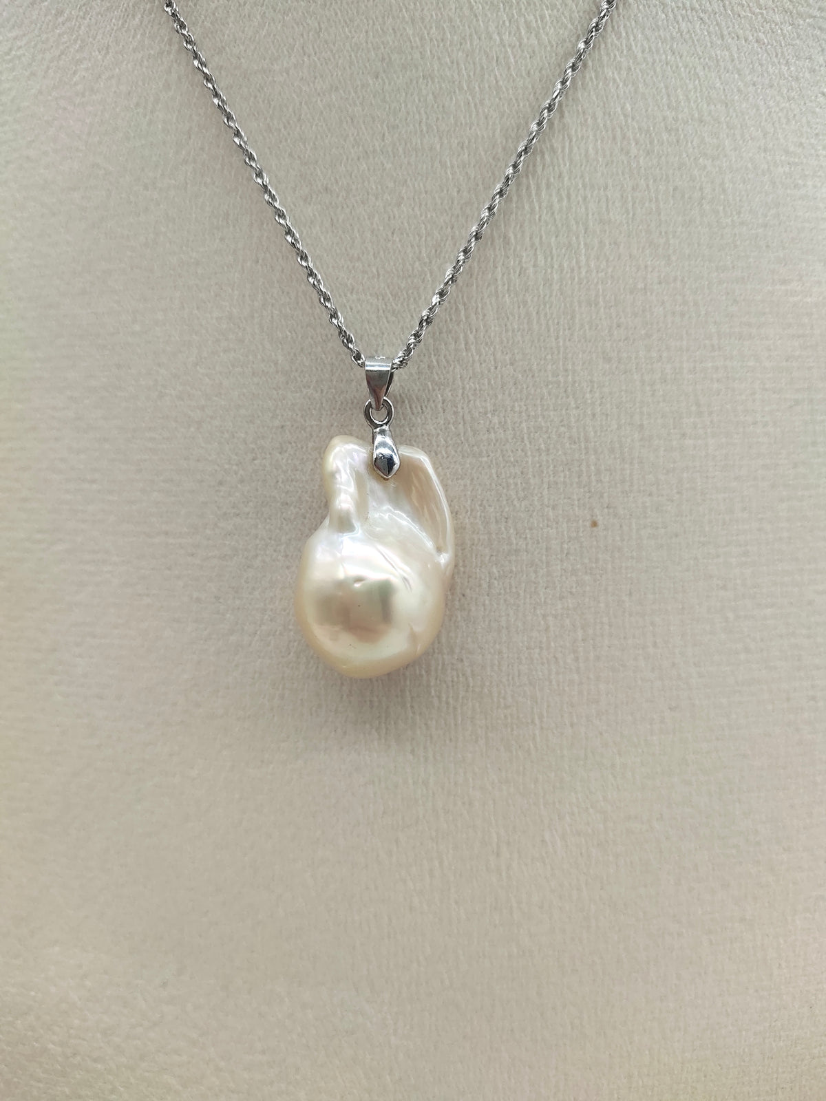 CHAMPAGNE BAROQUE PEARL PENDANT