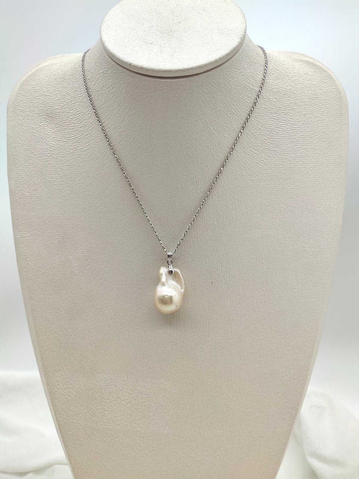 CHAMPAGNE BAROQUE PEARL PENDANT