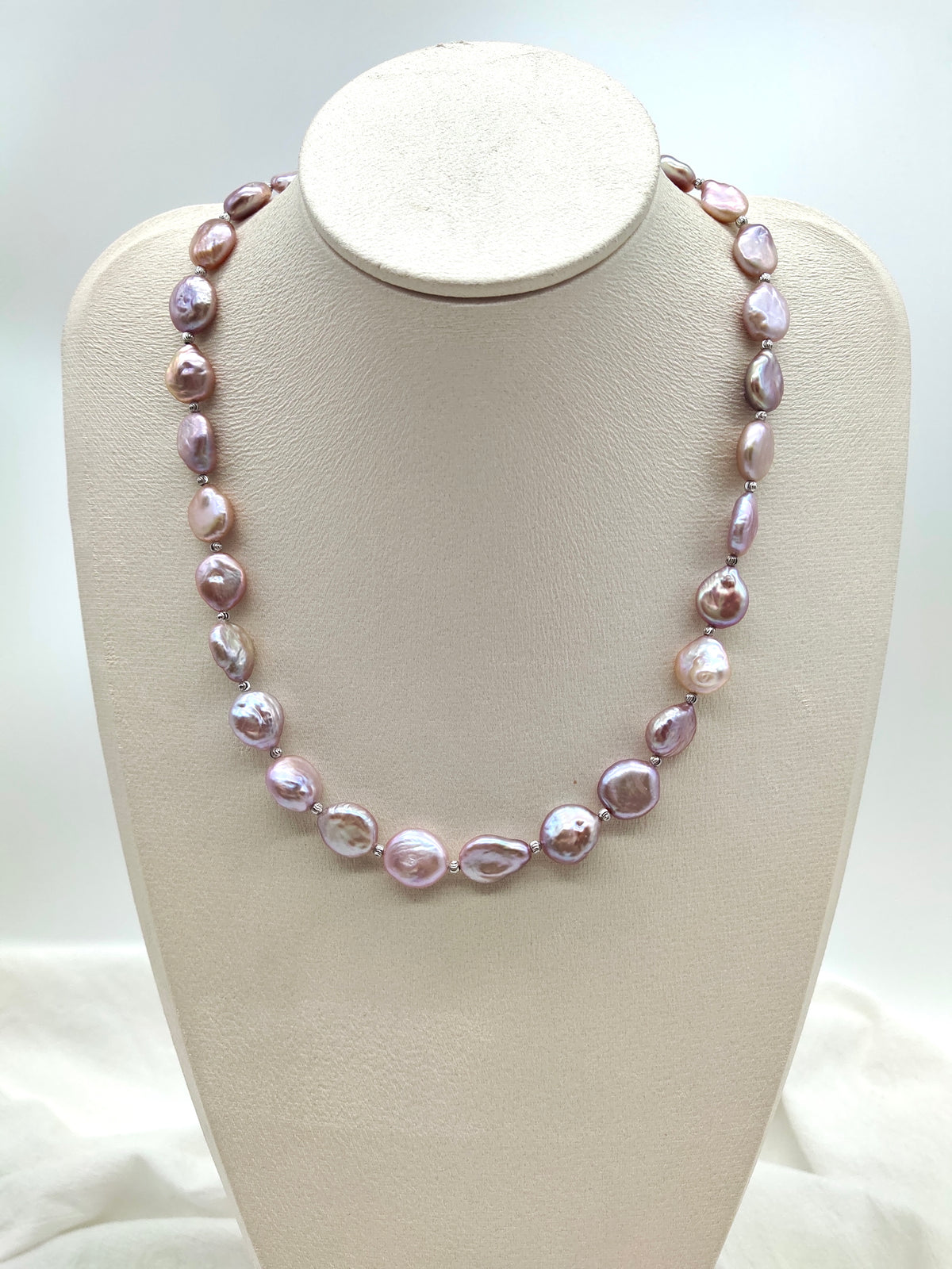 IRIDESCENT BUTTON PEARL WITH SILVER BEADS NECKLACE