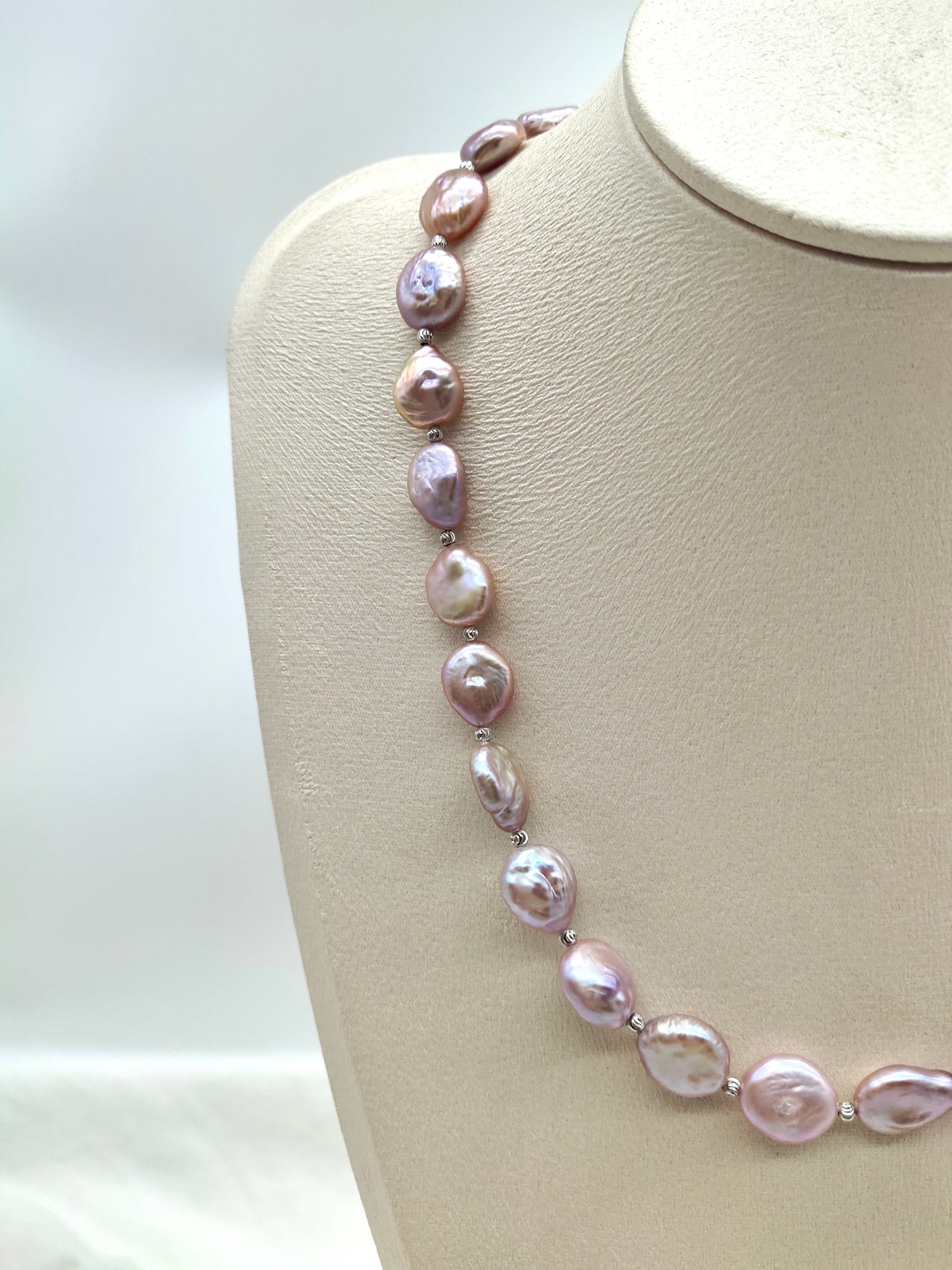 IRIDESCENT BUTTON PEARL WITH SILVER BEADS NECKLACE