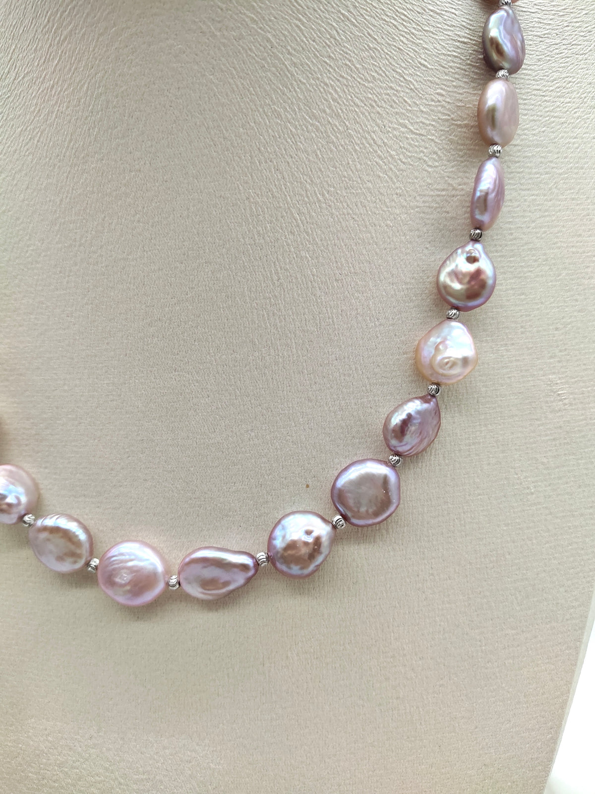 IRIDESCENT BUTTON PEARL WITH SILVER BEADS NECKLACE