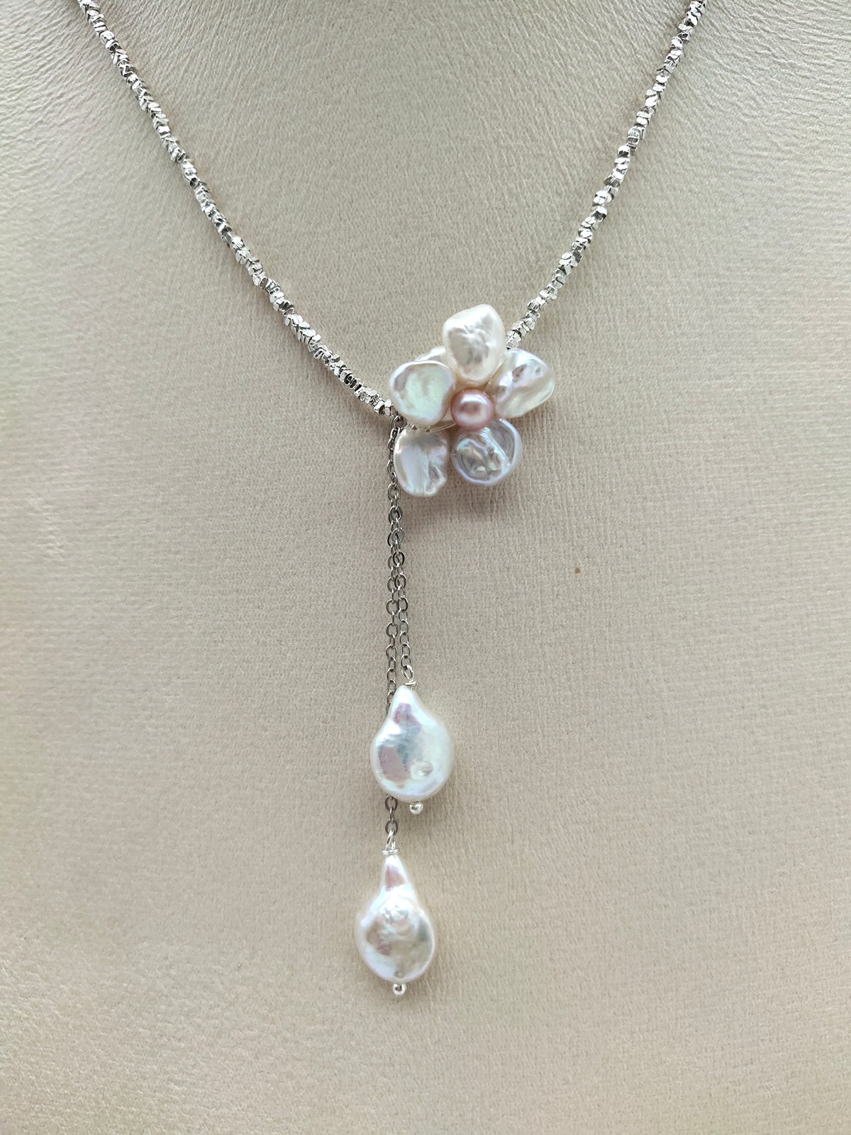 ROMANTIC BLOOM PEARL NECKLACE WITH SILVER BEADS