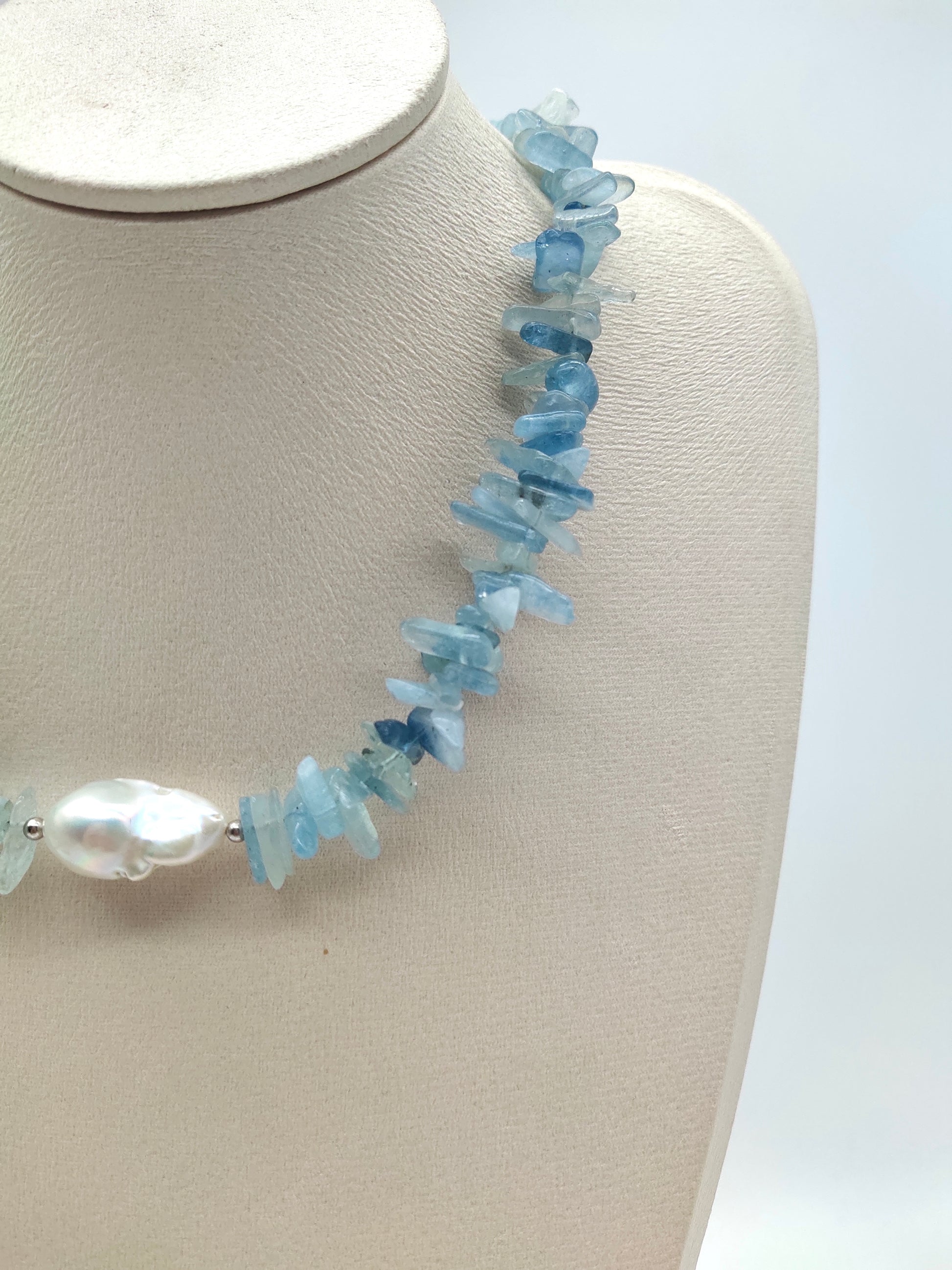 LARGE BAROQUE PEARL WITH AQUAMARINE NECKLACE
