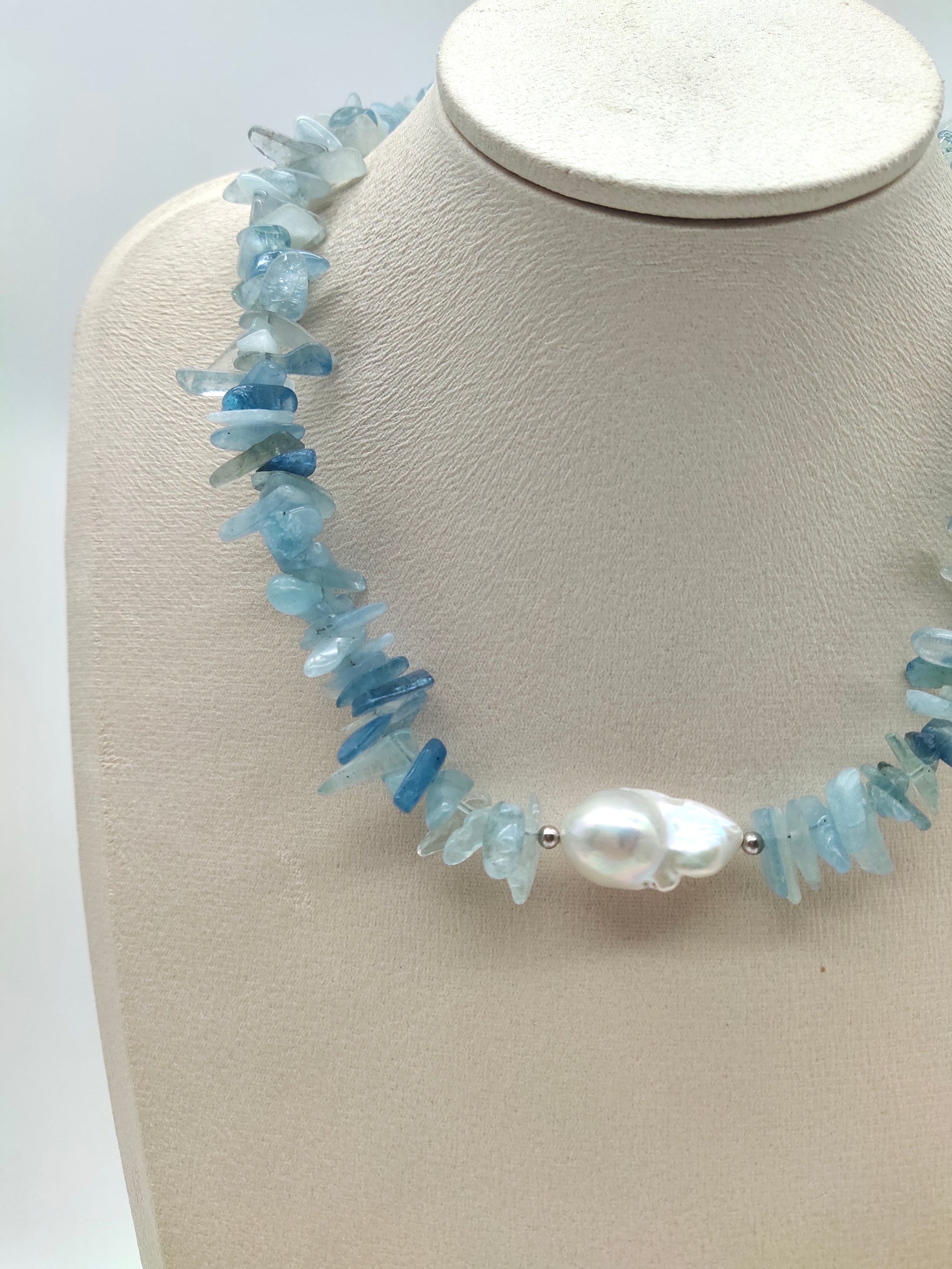 LARGE BAROQUE PEARL WITH AQUAMARINE NECKLACE