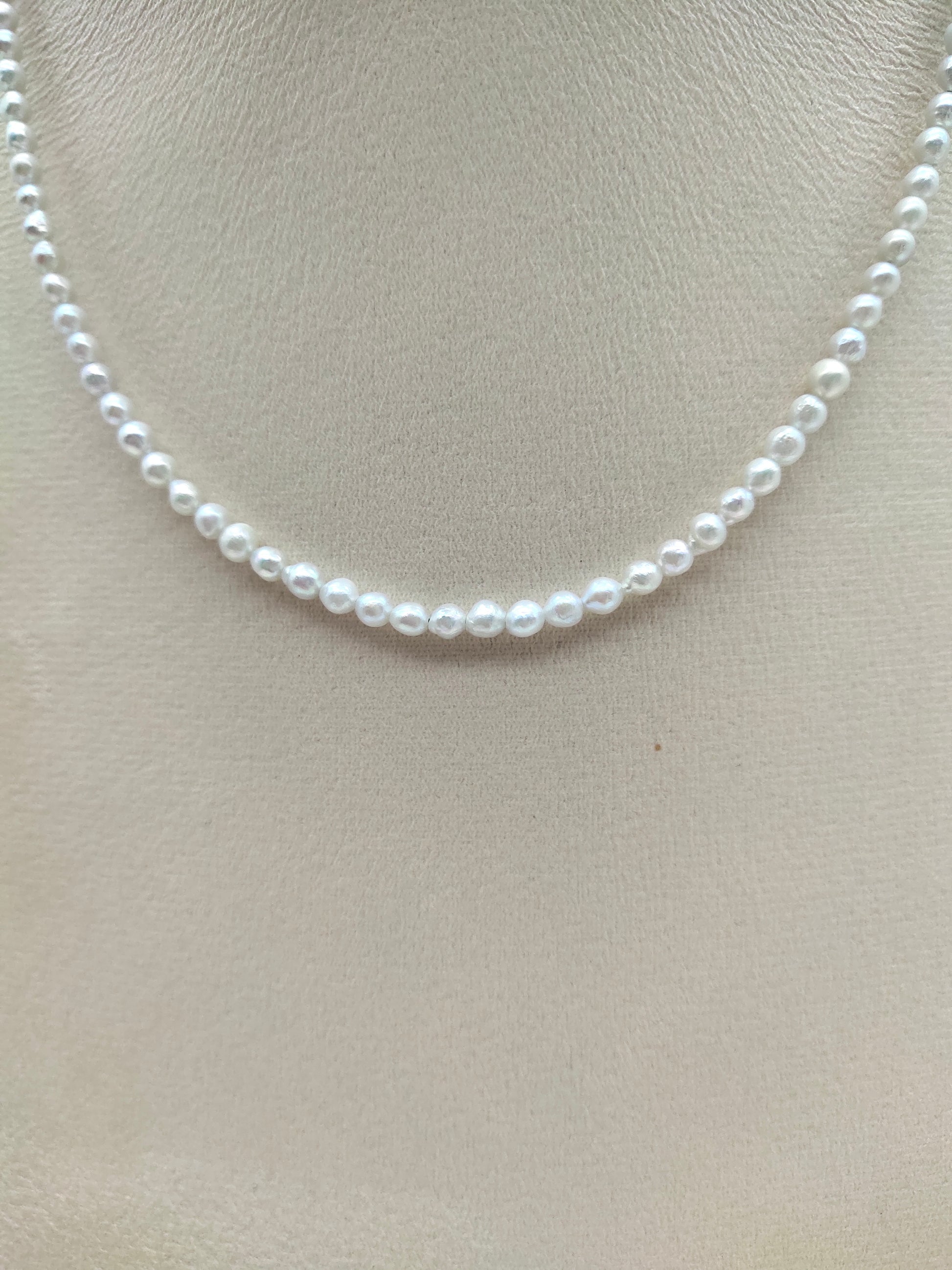 DAINTY PEARL NECKLACE IN STERLING SILVER 
