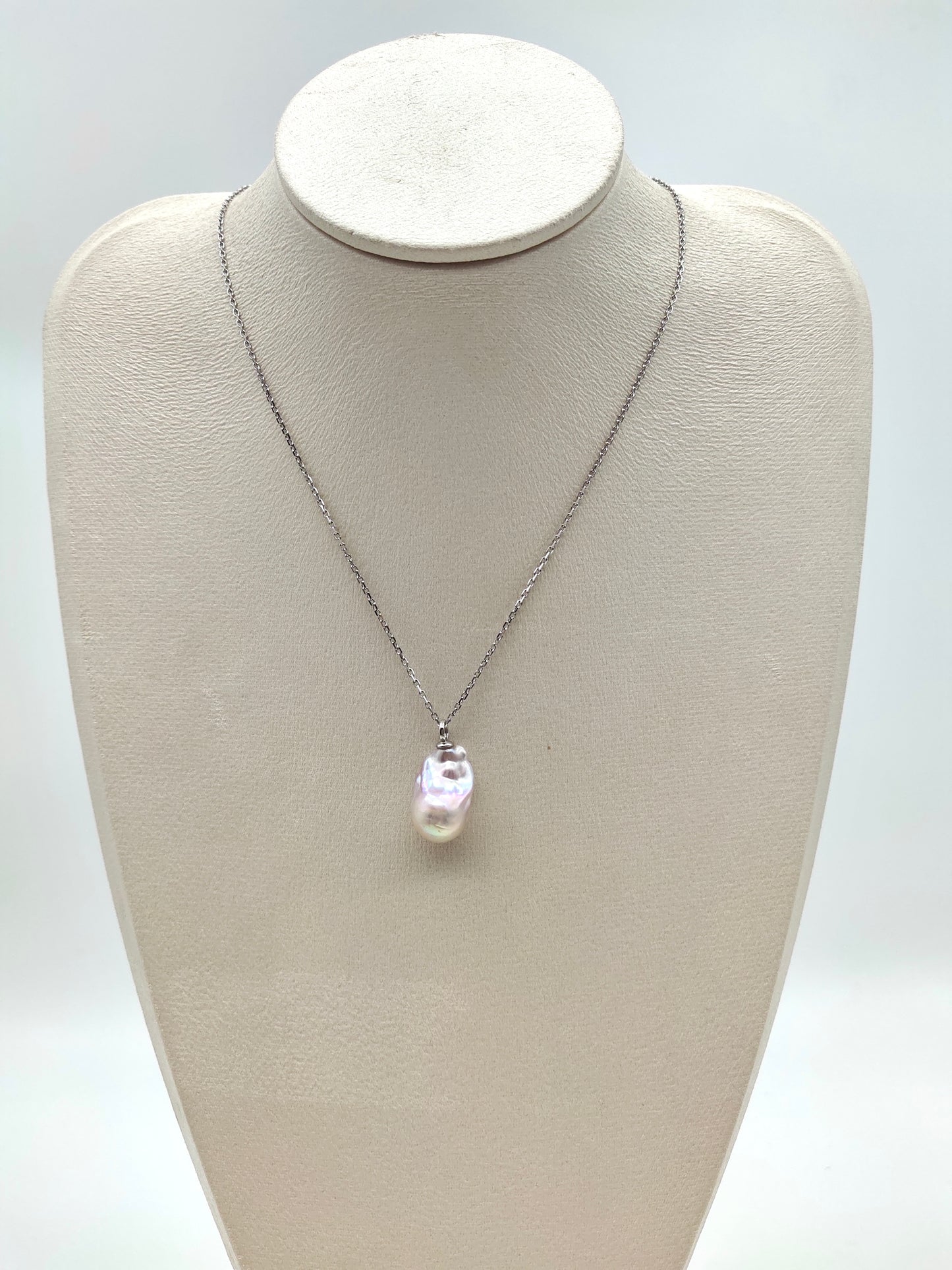 THE COLOUR BAROQUE PEARL PENDANT
