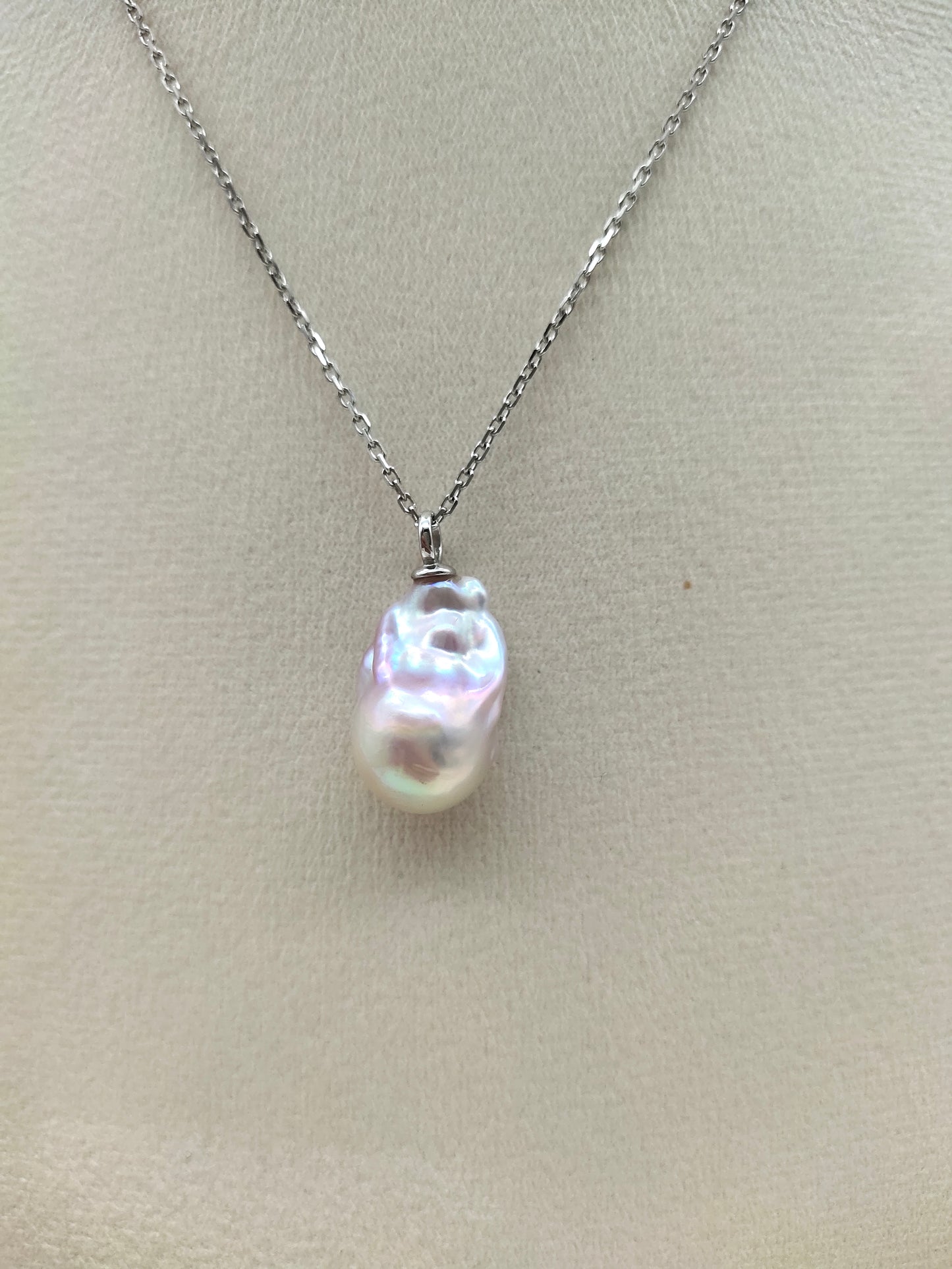 THE COLOUR BAROQUE PEARL PENDANT