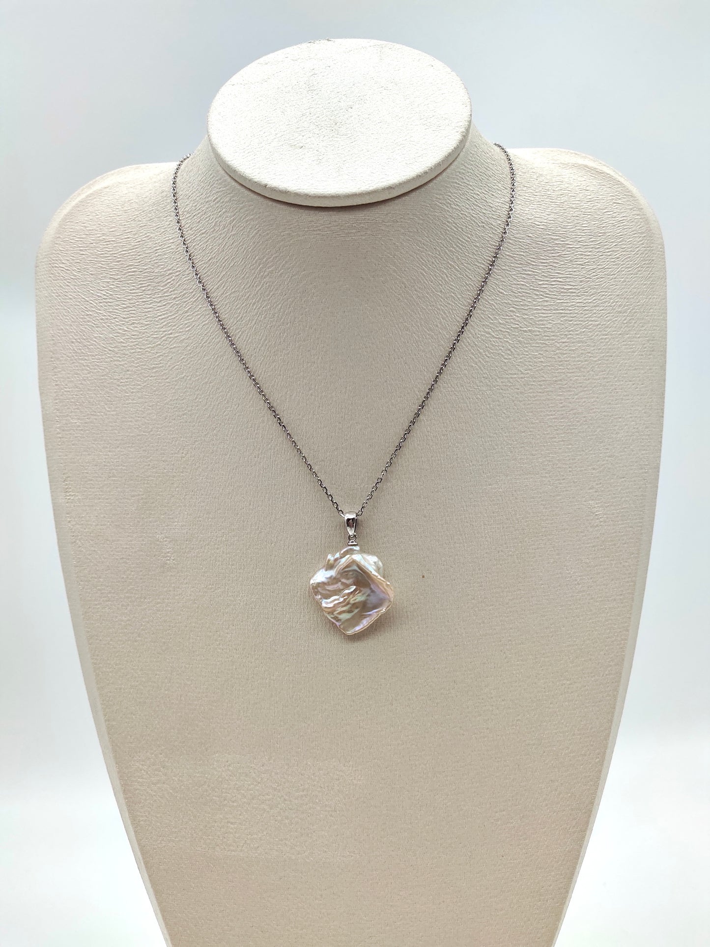 THE IRIDESCENT KESHI PEARL PENDANT