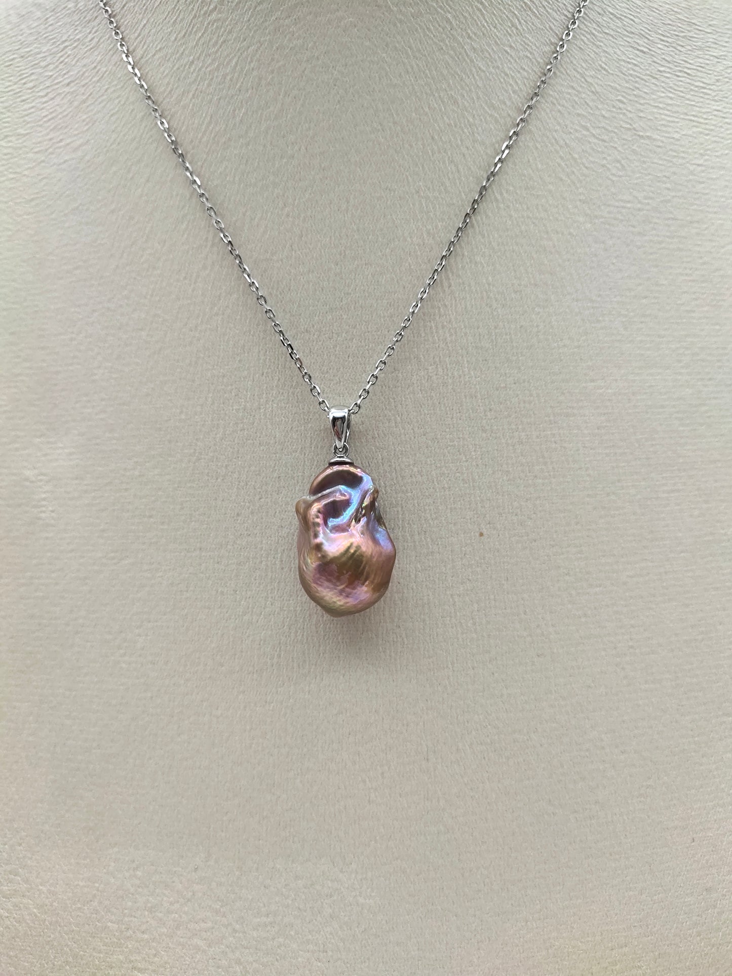RIDESCENT BAROQUE PEARL PENDANT