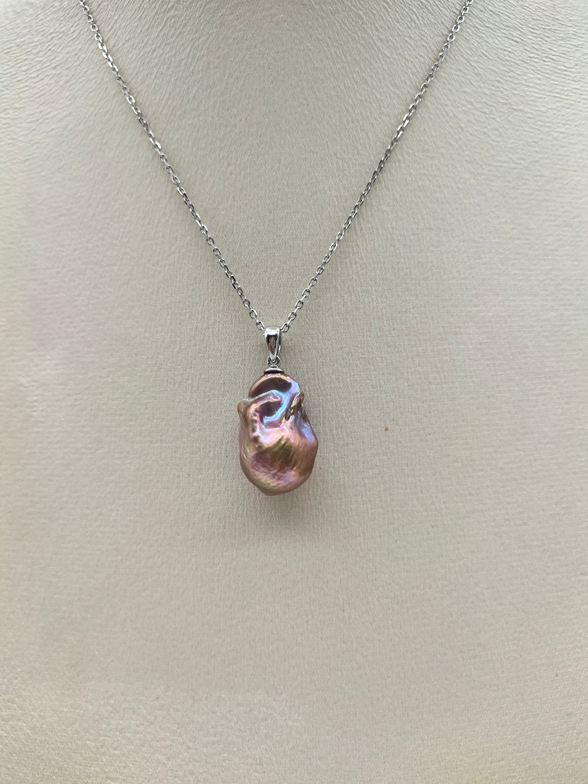 RIDESCENT BAROQUE PEARL PENDANT