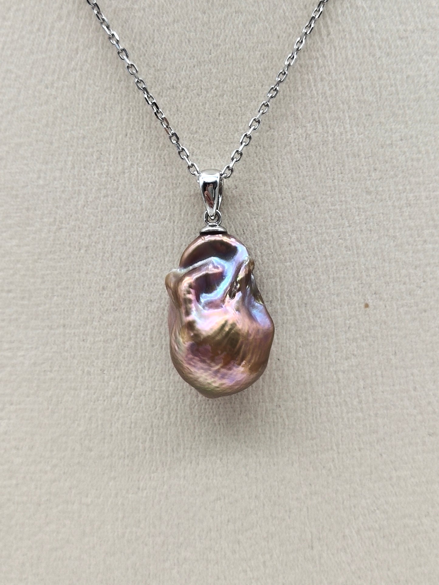 RIDESCENT BAROQUE PEARL PENDANT