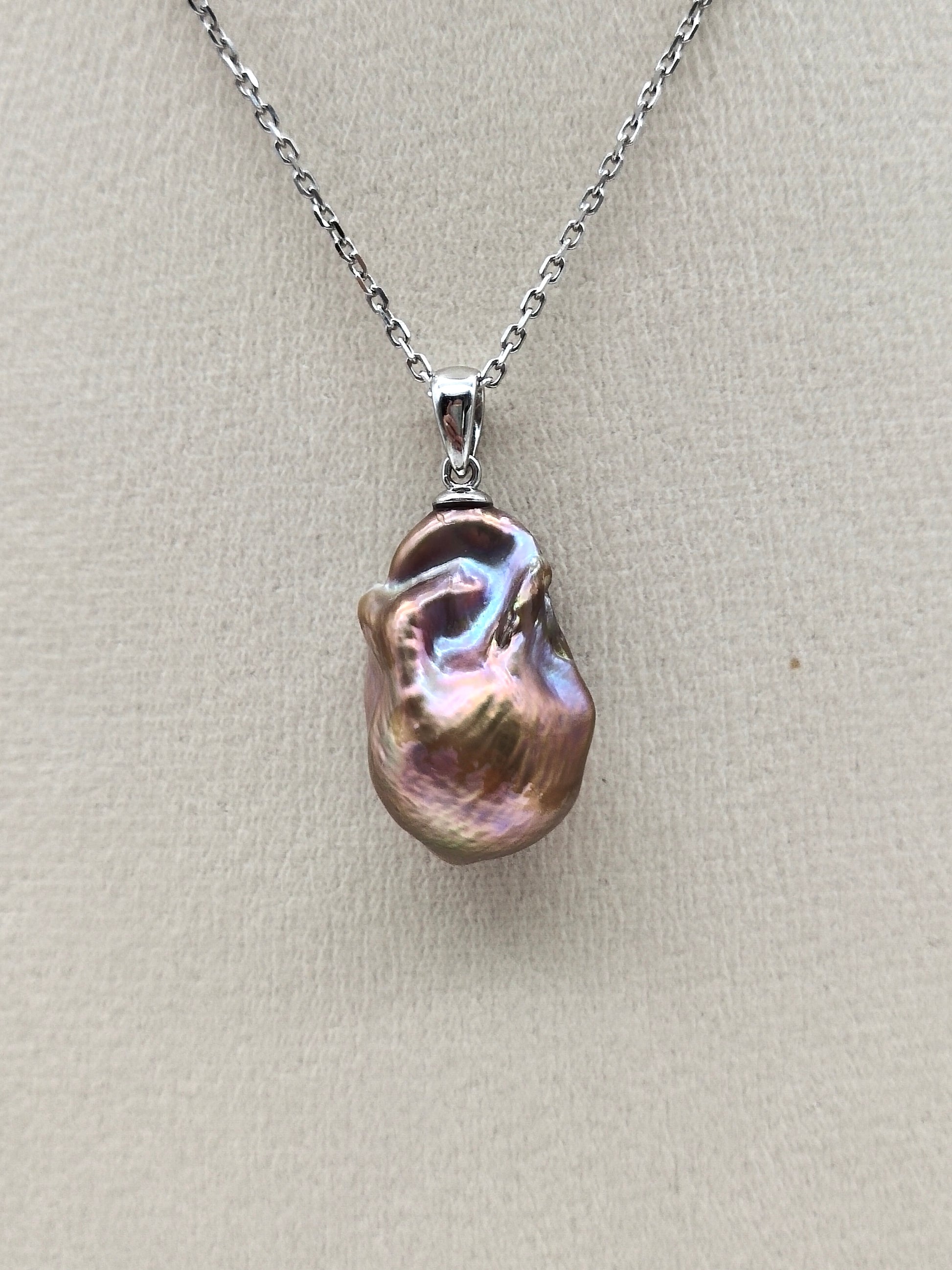 RIDESCENT BAROQUE PEARL PENDANT
