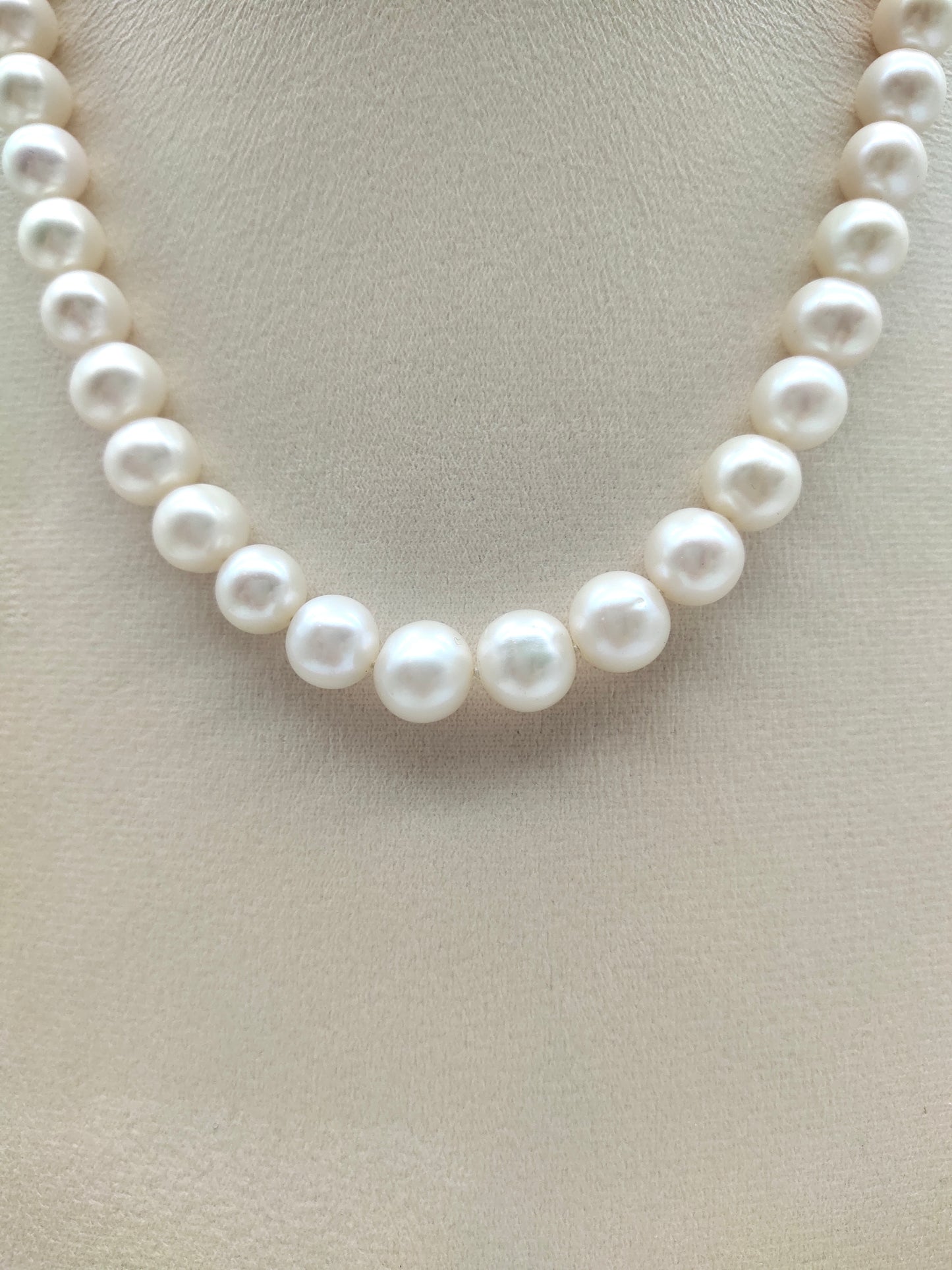 CLASSIC FRESHWATER ROUND PEARL NECKLACE