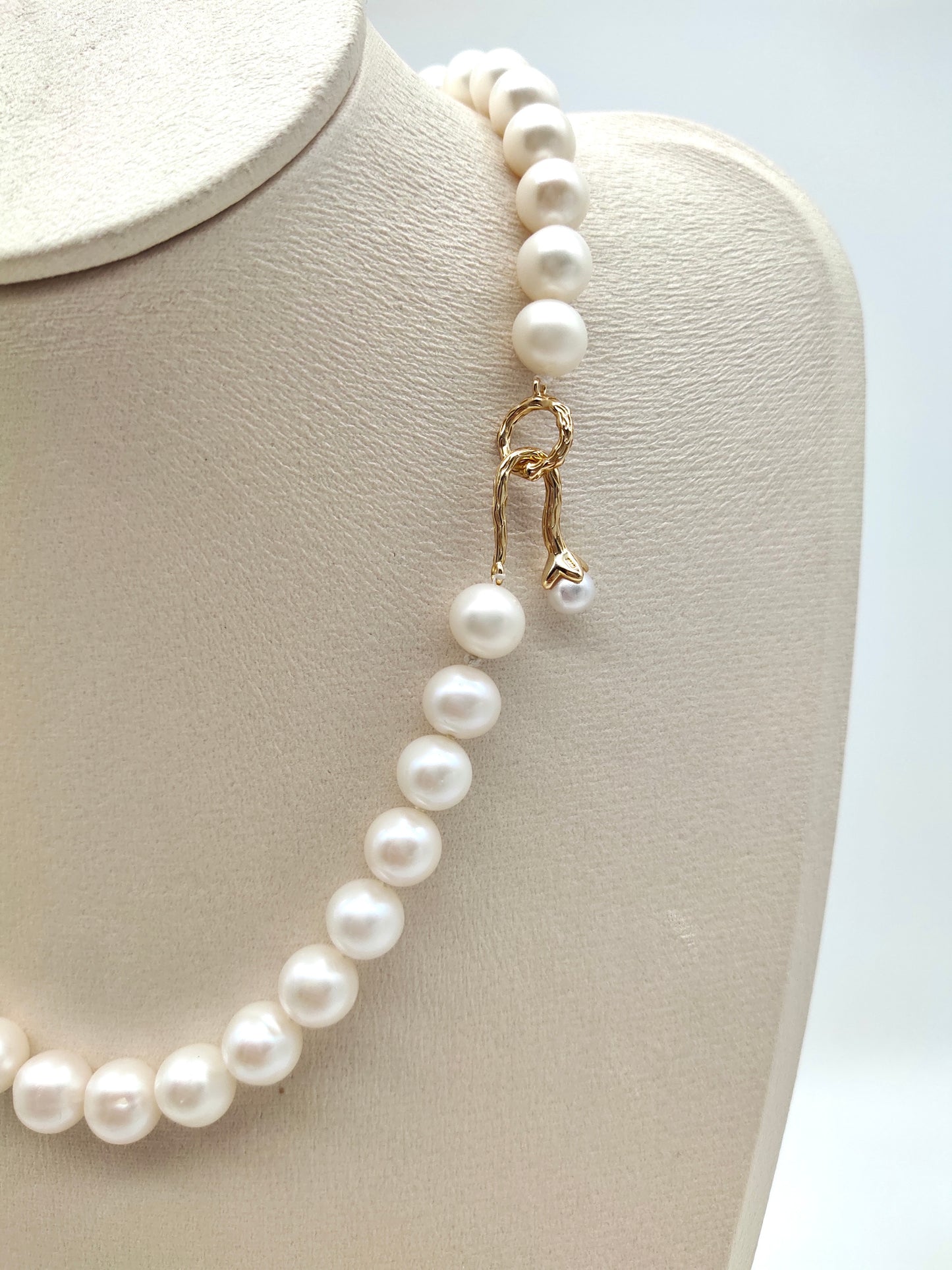 CLASSIC FRESHWATER ROUND PEARL NECKLACE