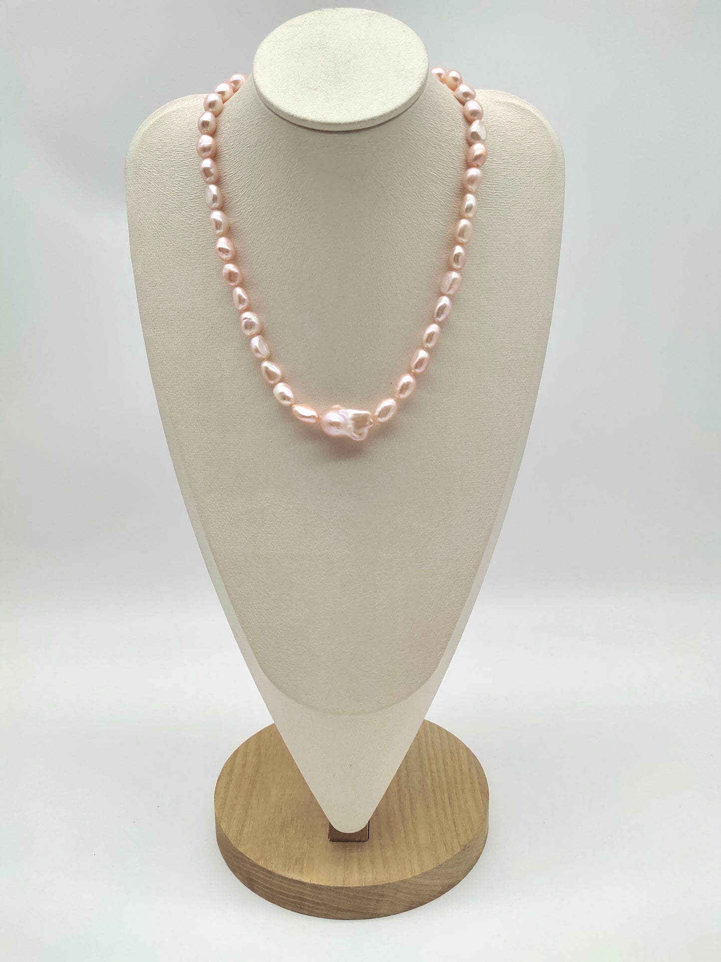 PEACH COLOUR PEARL NECKLACEPEACH COLOUR PEARL NECKLACE