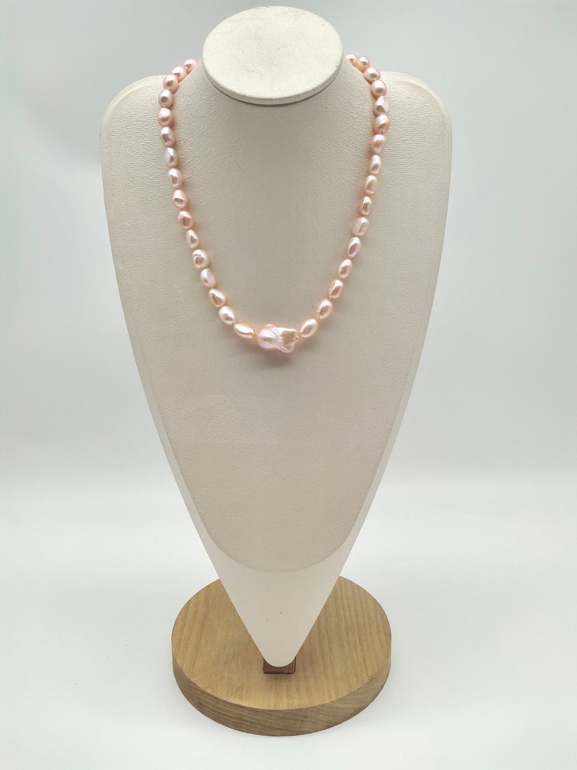 PEACH COLOUR PEARL NECKLACEPEACH COLOUR PEARL NECKLACE