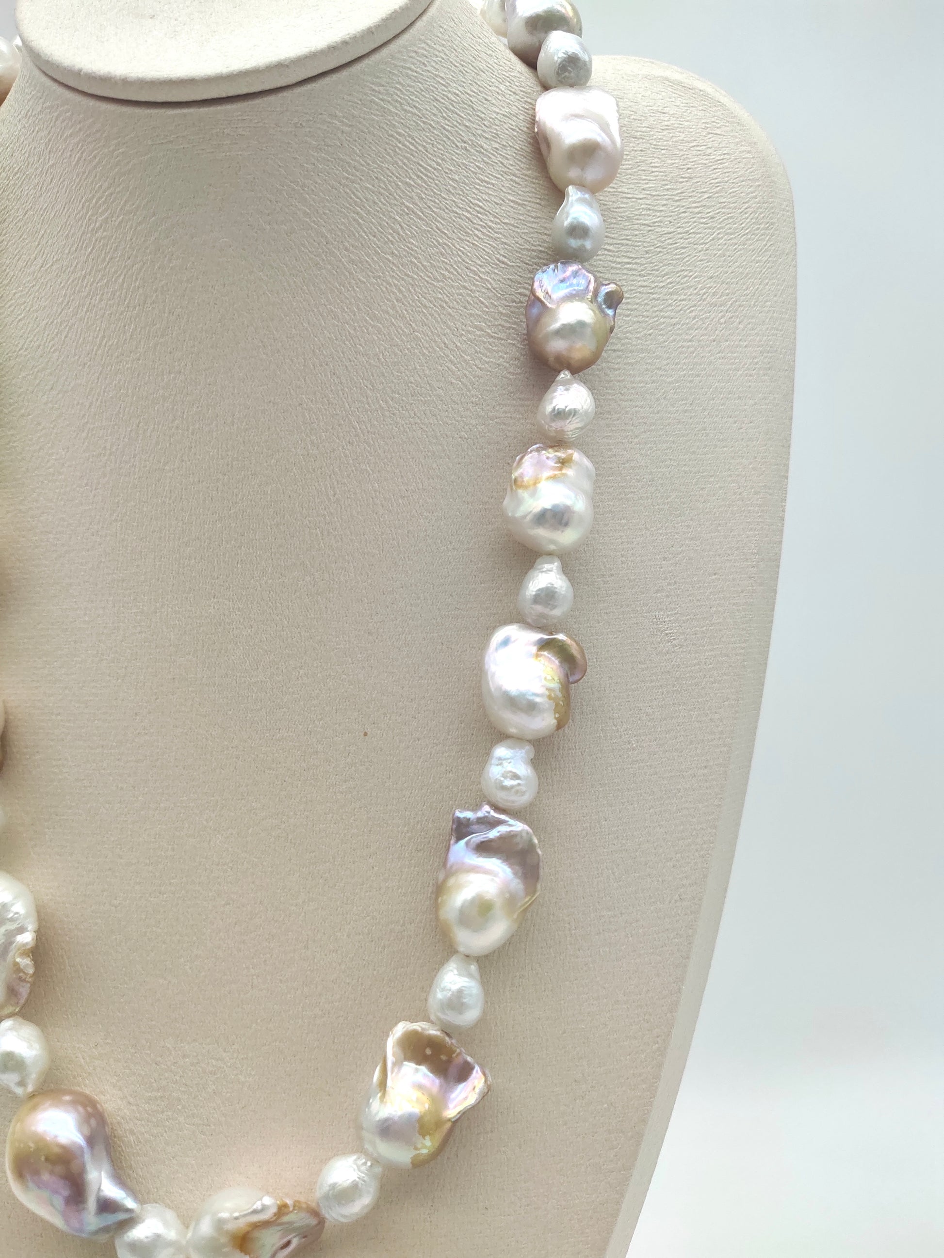UNIQUE COLOUR LARGE BAROQUE PEARL NECKLACE