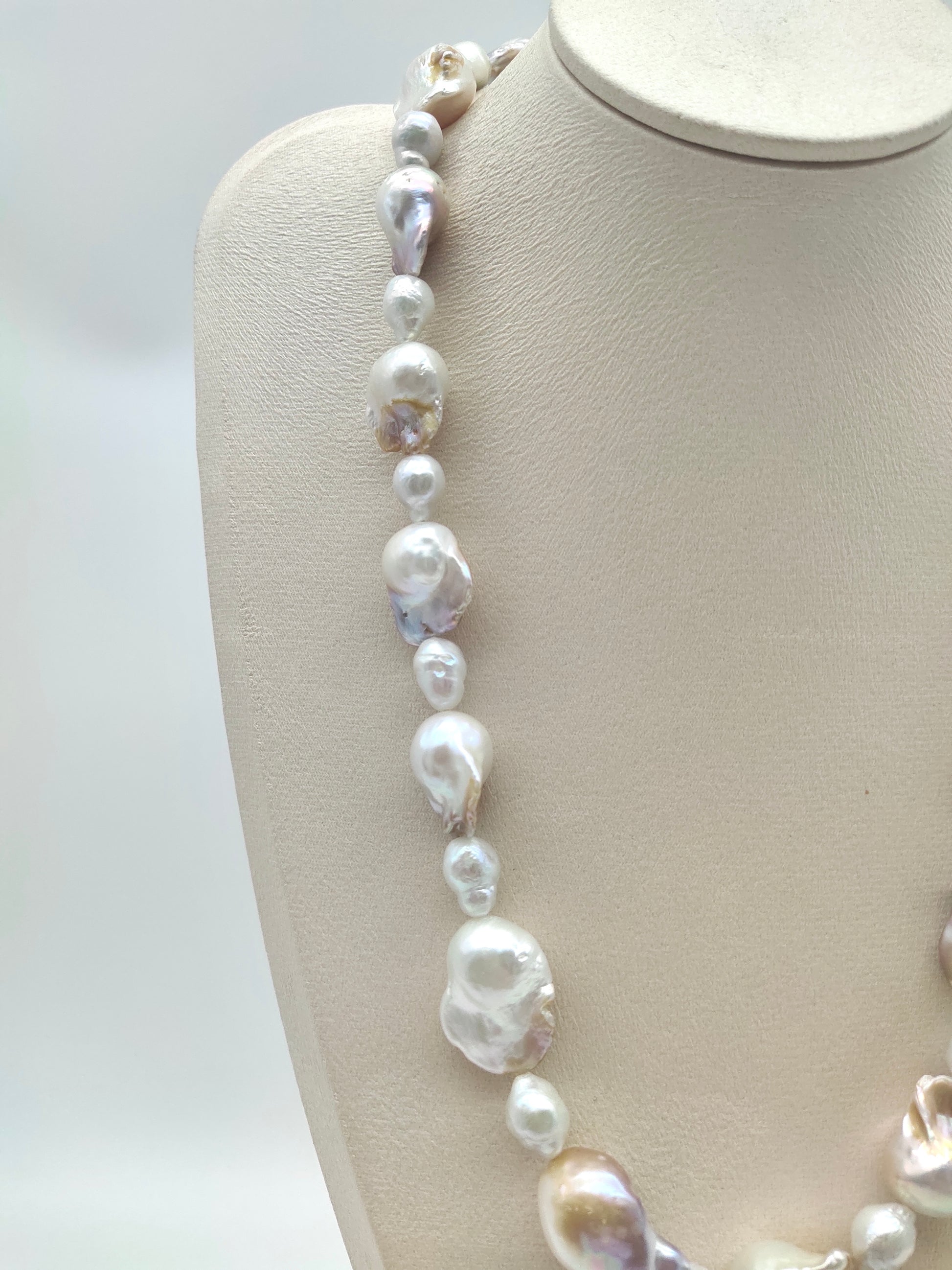 UNIQUE COLOUR LARGE BAROQUE PEARL NECKLACE