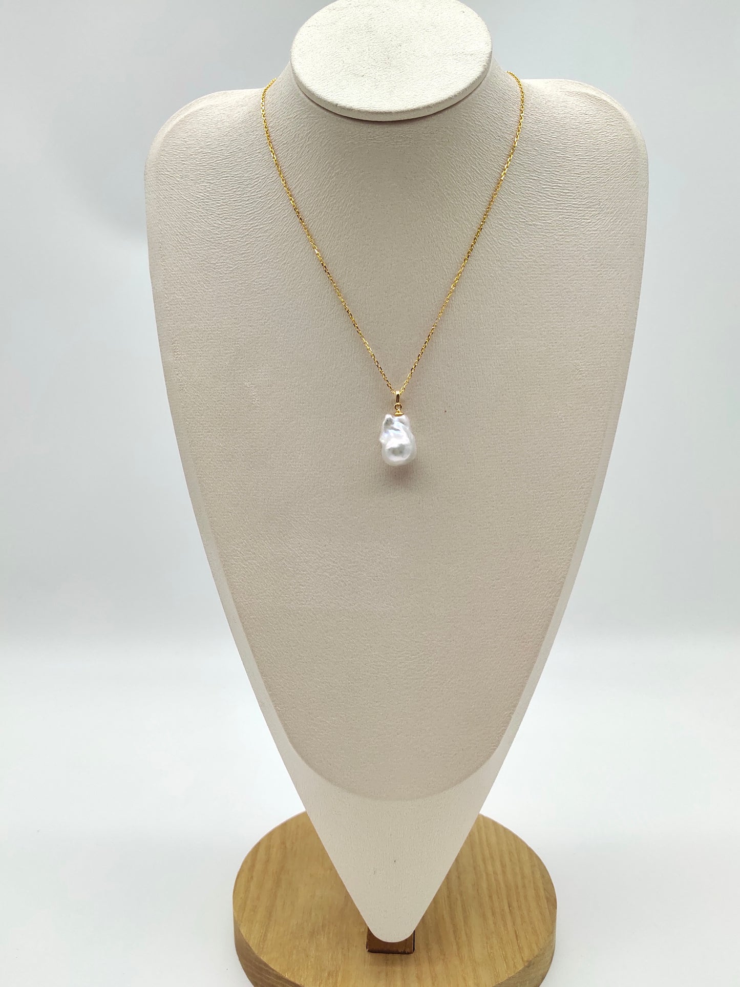 WHITE BAROQUE PEARL PENDANT