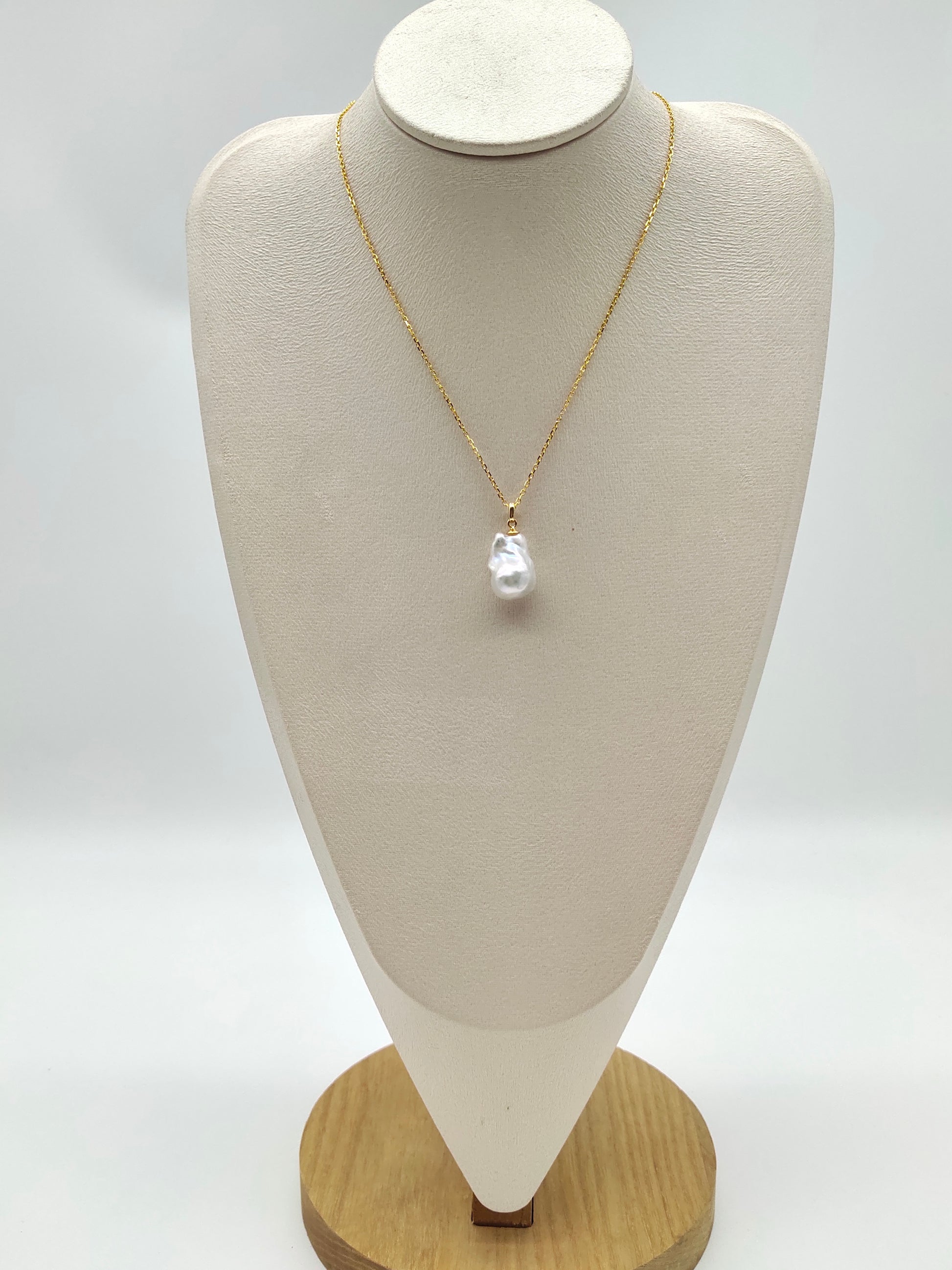 WHITE BAROQUE PEARL PENDANT