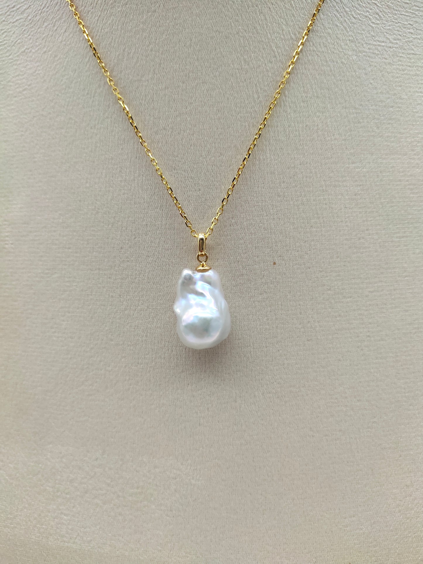 WHITE BAROQUE PEARL PENDANT