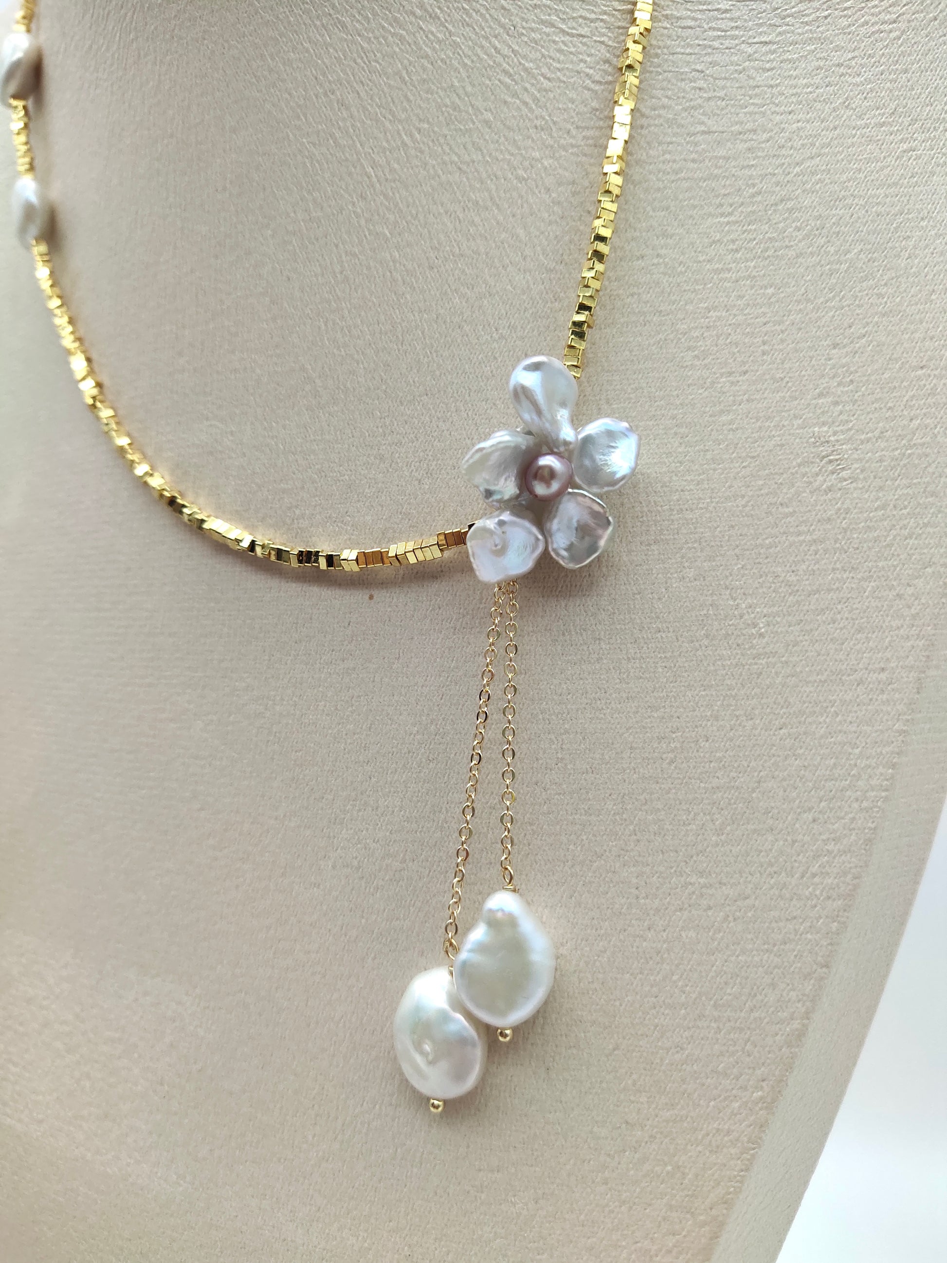 ROMANTIC BLOOM PEARL NECKLACE WITH GOLD BEADS
