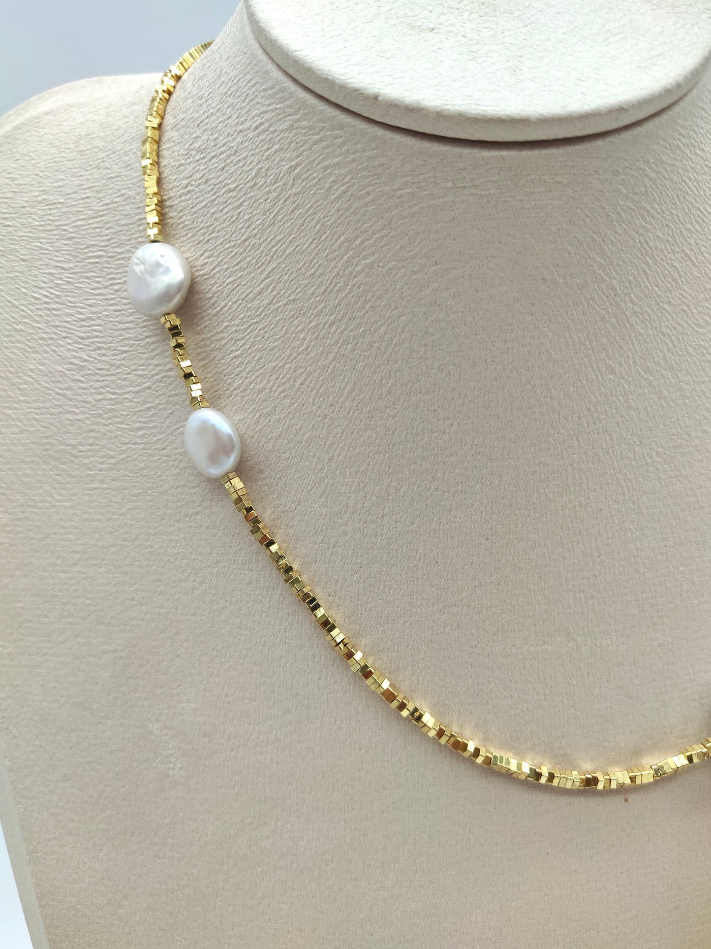 ROMANTIC BLOOM PEARL NECKLACE WITH GOLD BEADS