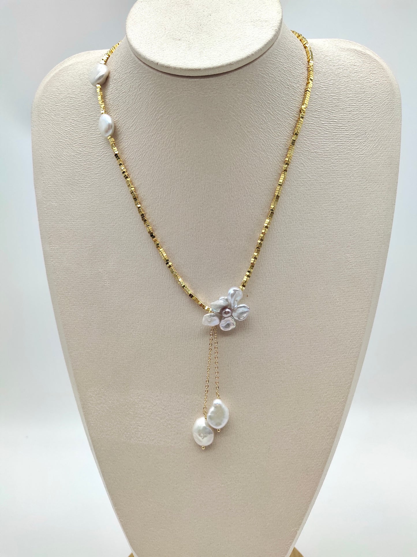 ROMANTIC BLOOM PEARL NECKLACE WITH GOLD BEADS