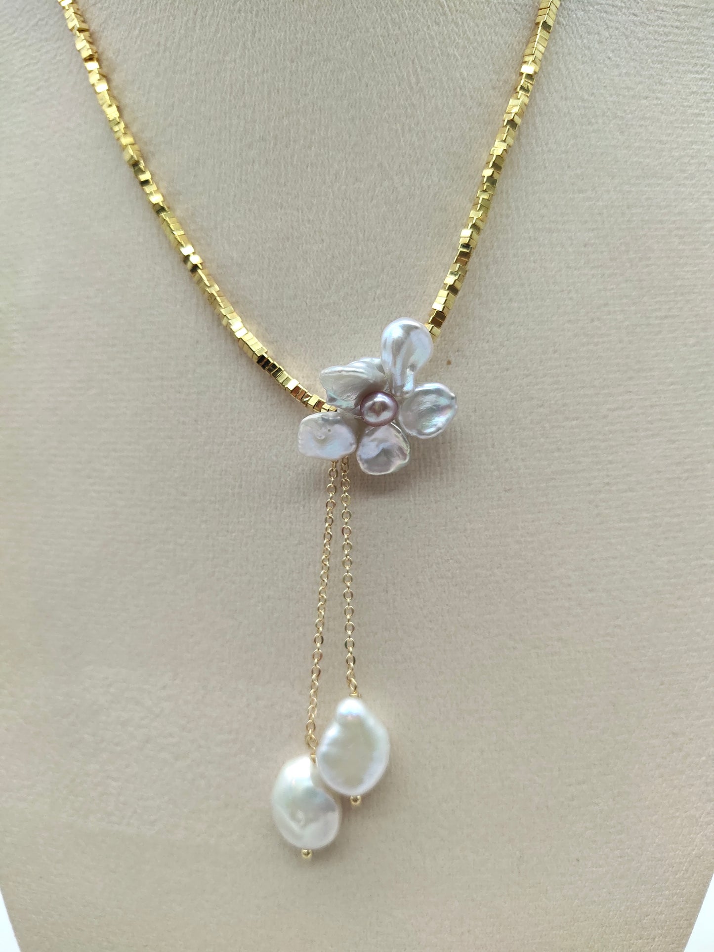 ROMANTIC BLOOM PEARL NECKLACE WITH GOLD BEADS