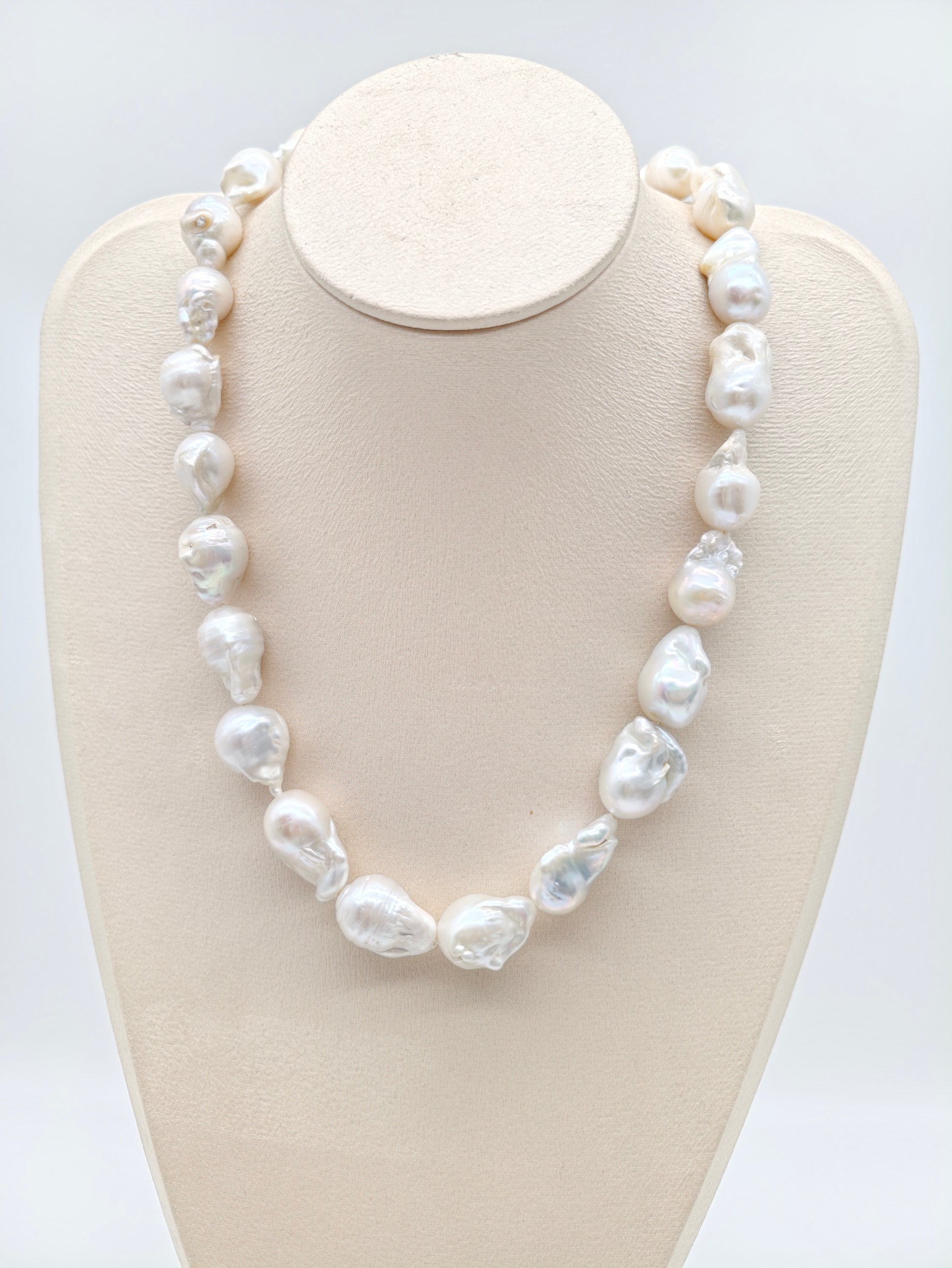 WHITE BAROQUE PEARL NECKLACE