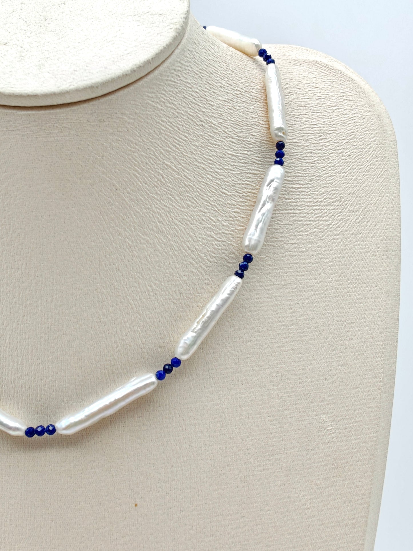 CLAUDIA NECKLACE WITH NATURAL LAPIS LAZULI