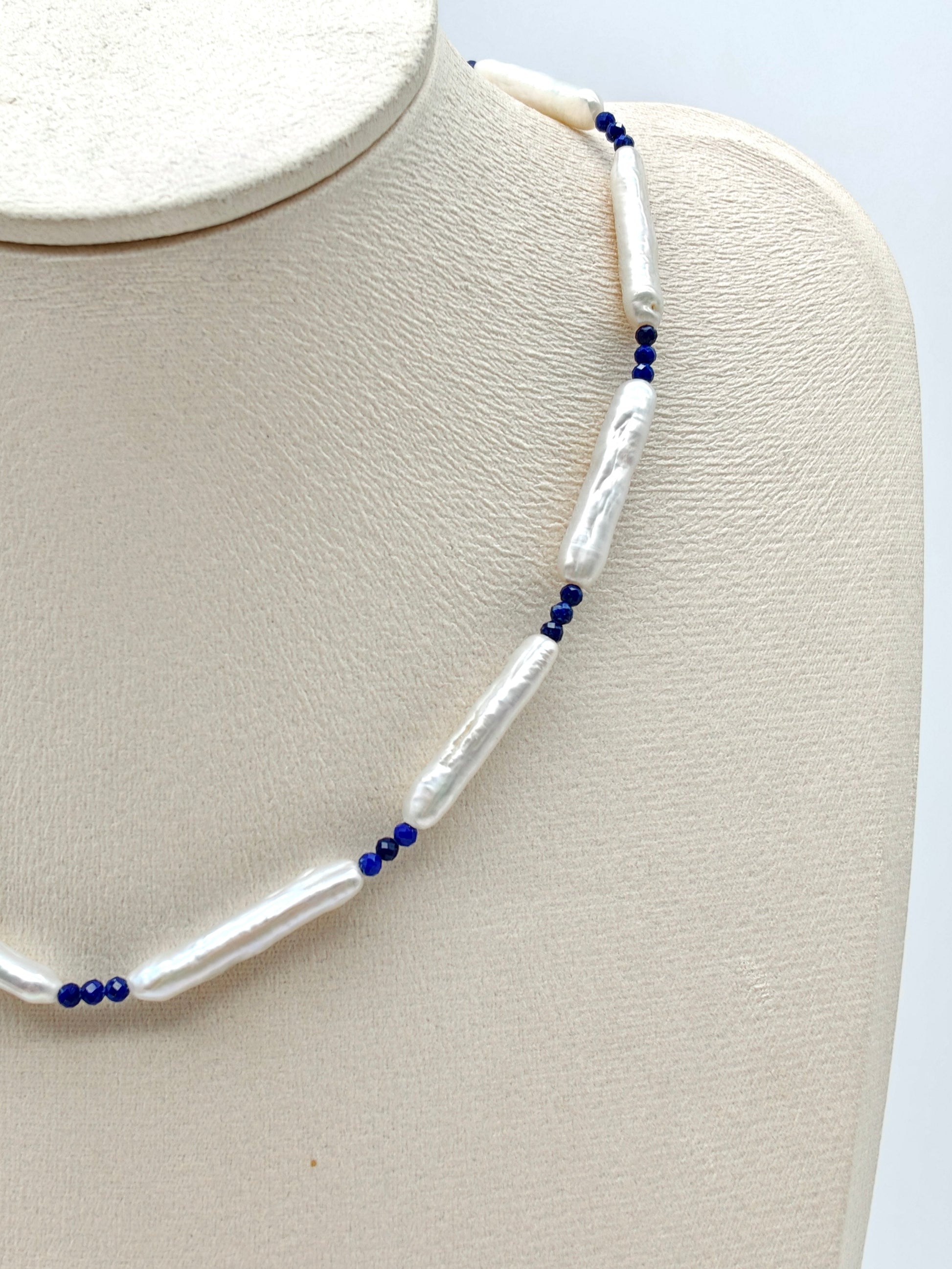 CLAUDIA NECKLACE WITH NATURAL LAPIS LAZULI
