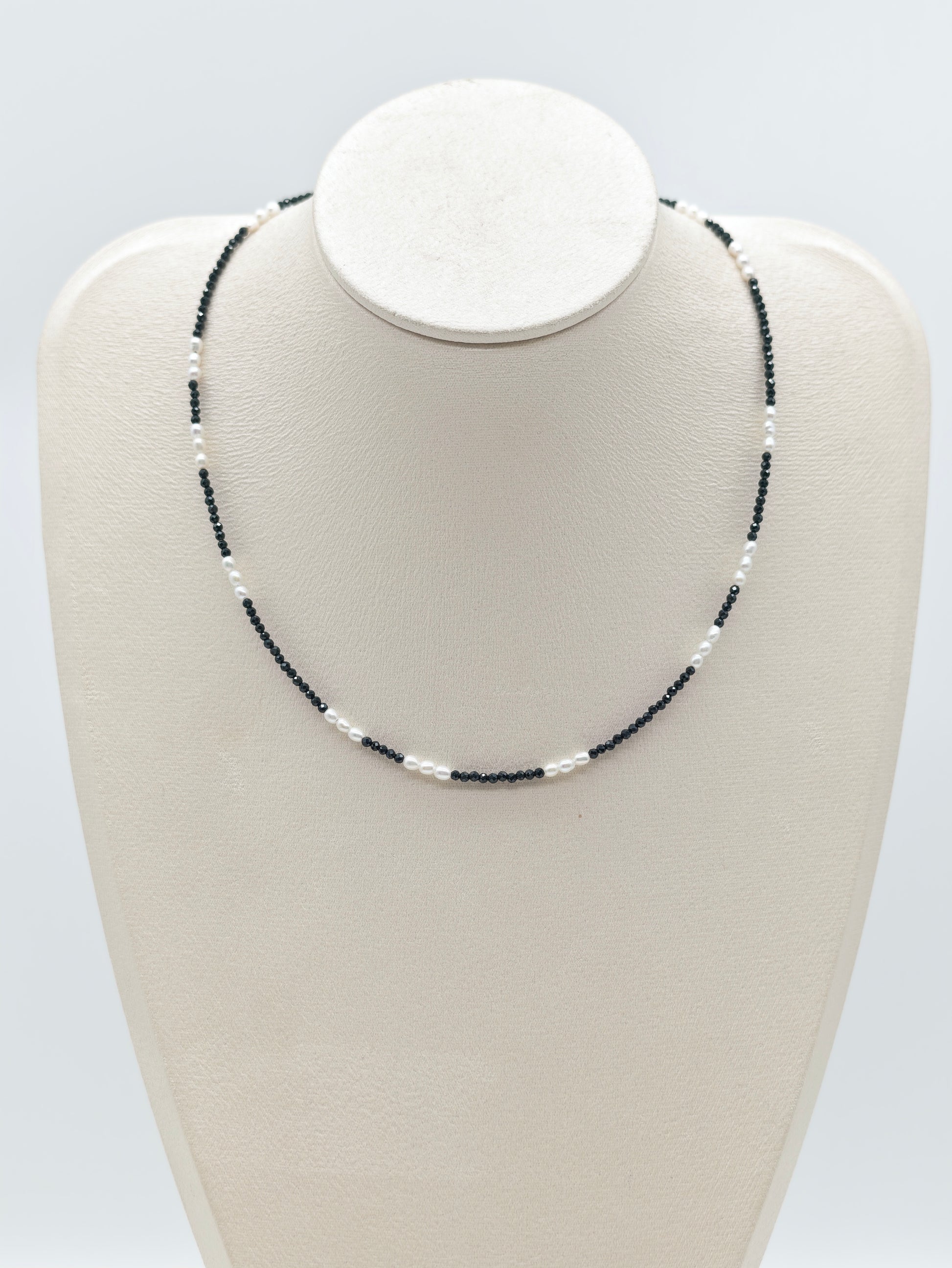 THE BLACK SPINEL WITH FRESHWATER PEARL NECKLACE