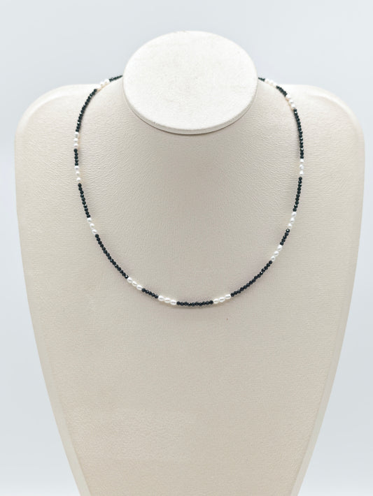 THE BLACK SPINEL WITH FRESHWATER PEARL NECKLACE