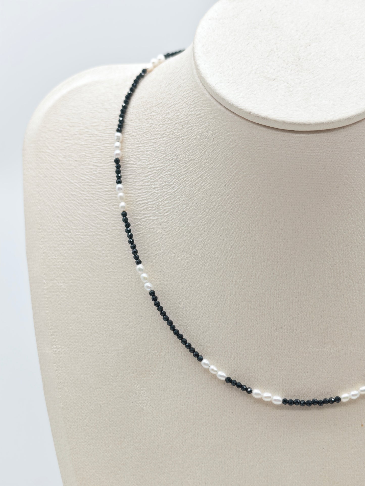 THE BLACK SPINEL WITH FRESHWATER PEARL NECKLACE