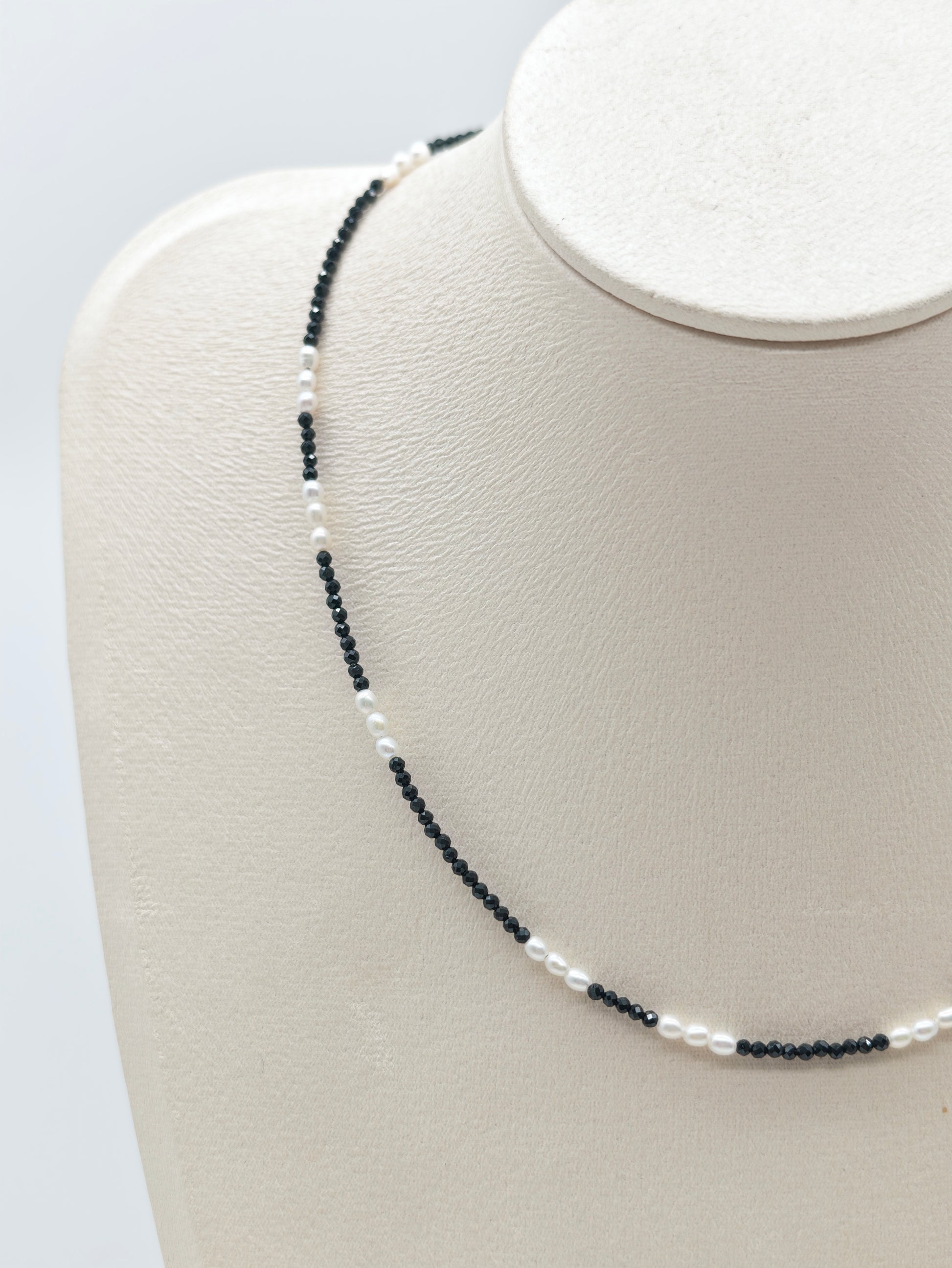 THE BLACK SPINEL WITH FRESHWATER PEARL NECKLACE