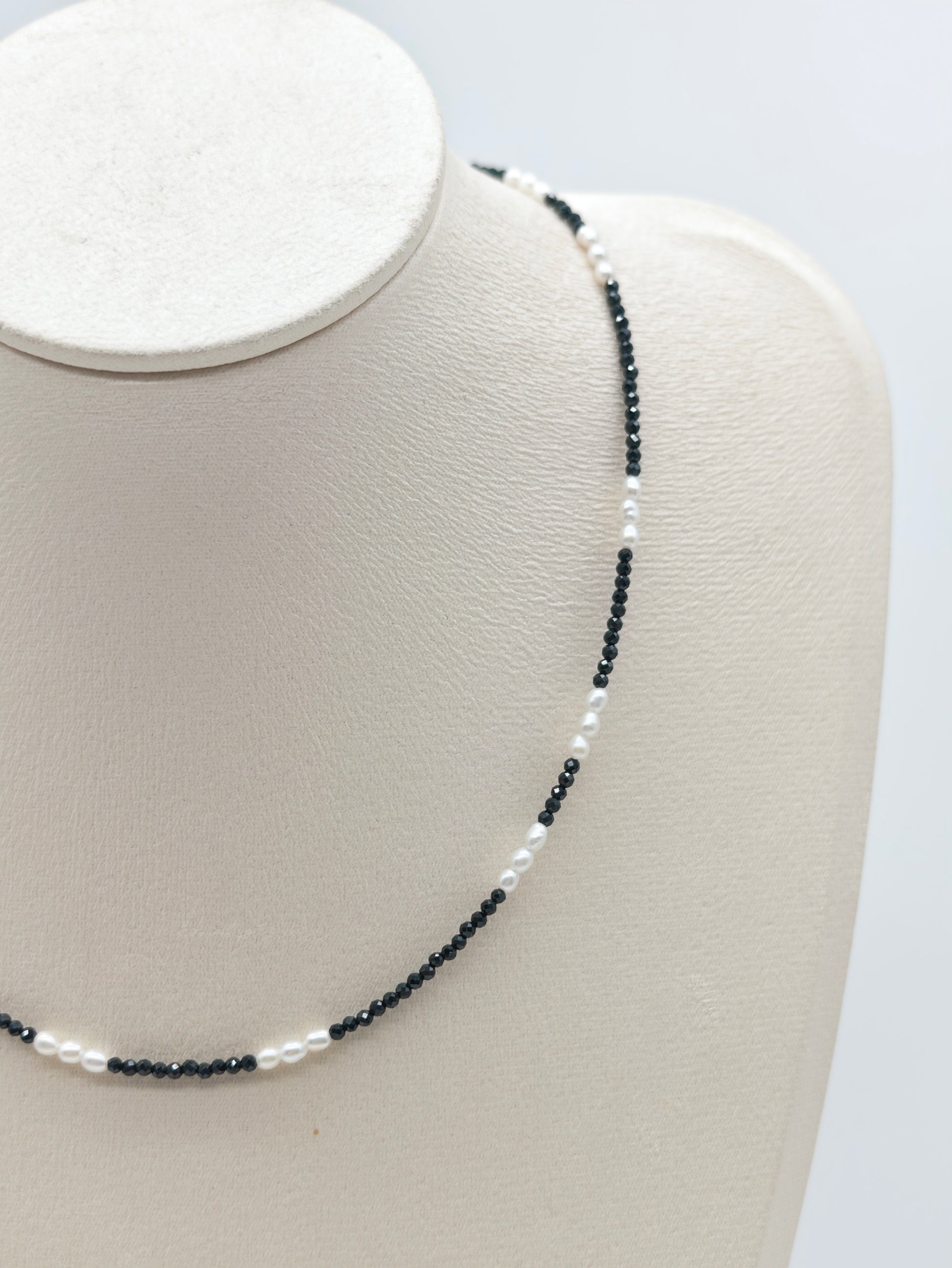 THE BLACK SPINEL WITH FRESHWATER PEARL NECKLACE