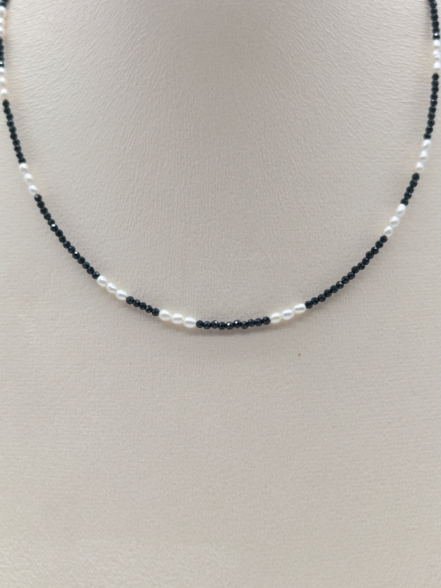 THE BLACK SPINEL WITH FRESHWATER PEARL NECKLACE