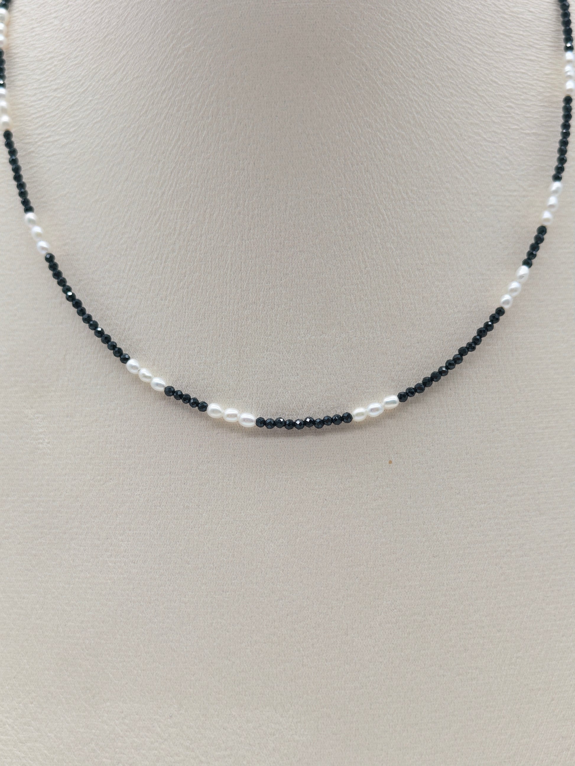 THE BLACK SPINEL WITH FRESHWATER PEARL NECKLACE
