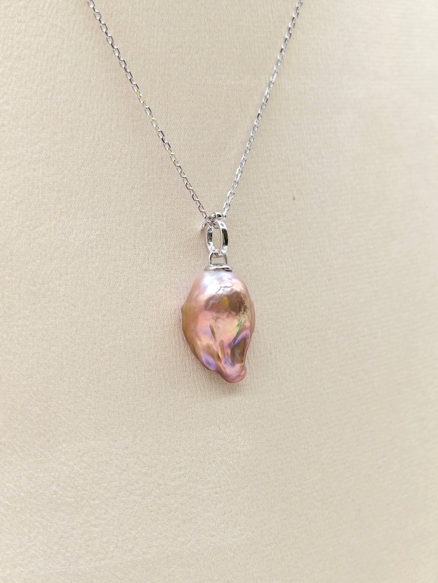 IRIDESCENT BAROQUE PEARL PENDANT