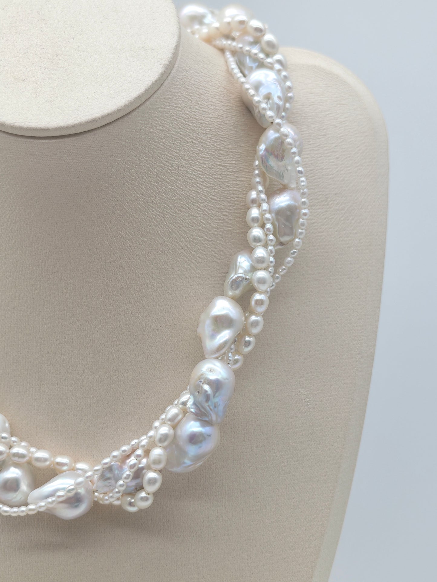 WHITE TWIST PEARL NECKLACE