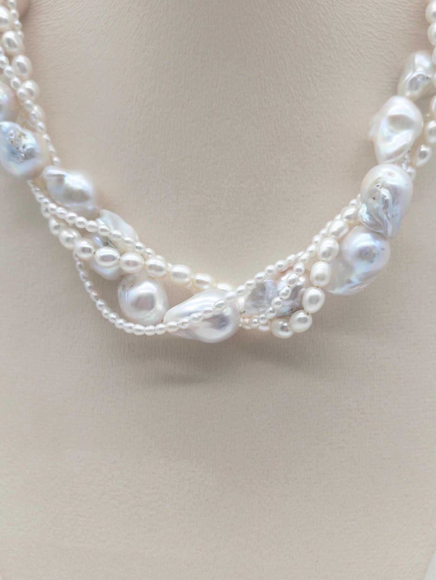 WHITE TWIST PEARL NECKLACE