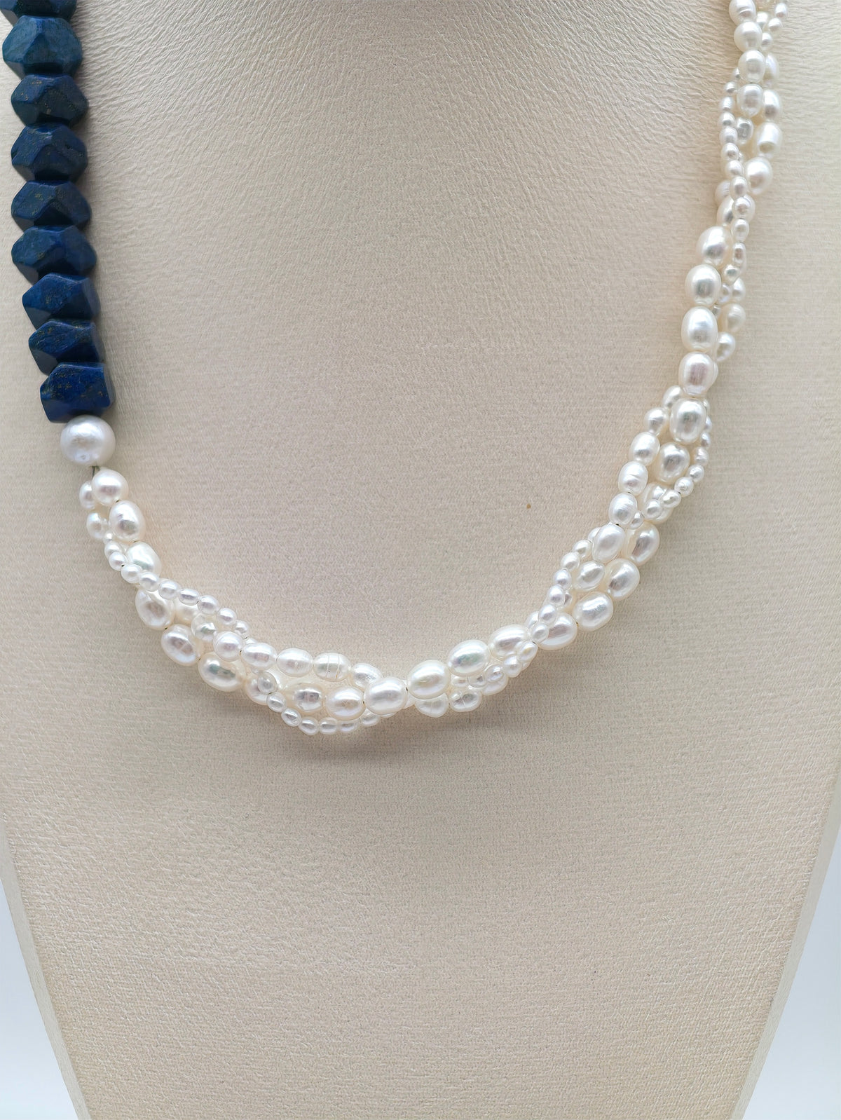 TWIST FRESHWATER PEARL & LAPIS LAZULI NECKLACE