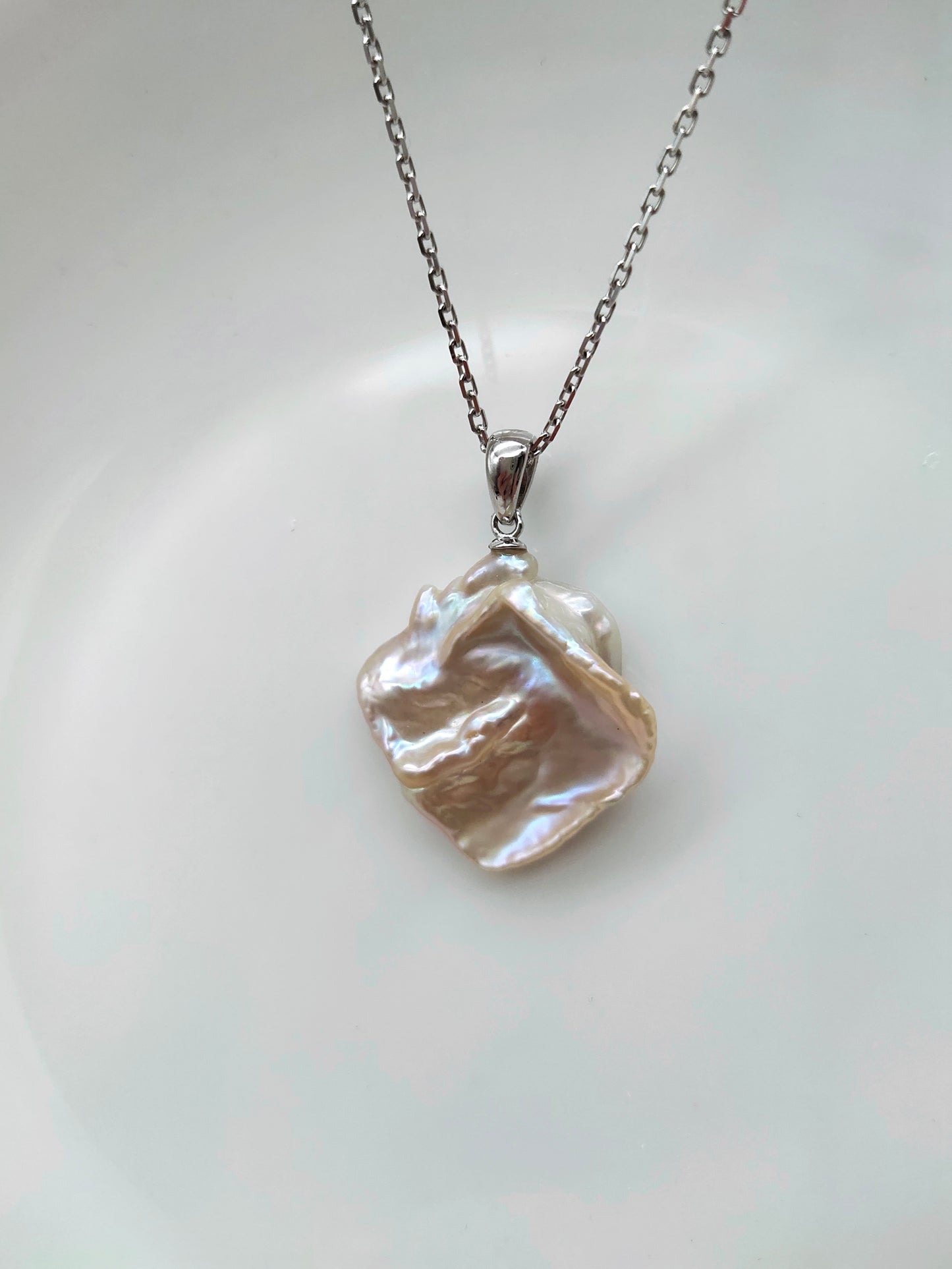 THE IRIDESCENT KESHI PEARL PENDANT