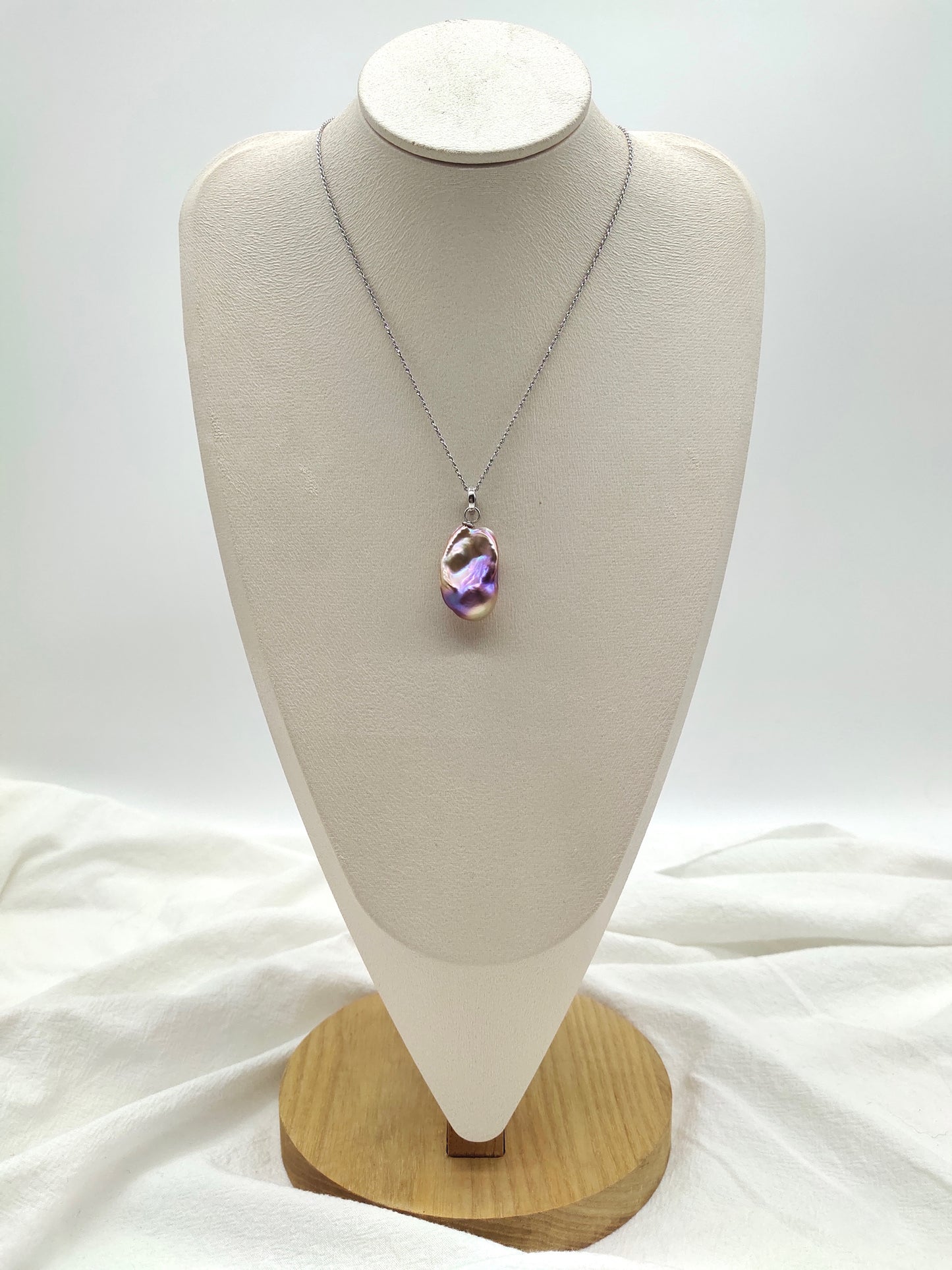 Shop our Colourful Baroque Pearl Necklace. Handcrafted with baroque pearls and rhodium plated sterling silver. Comes with a branded white jewellery box and drawstring pouch for safe keeping.