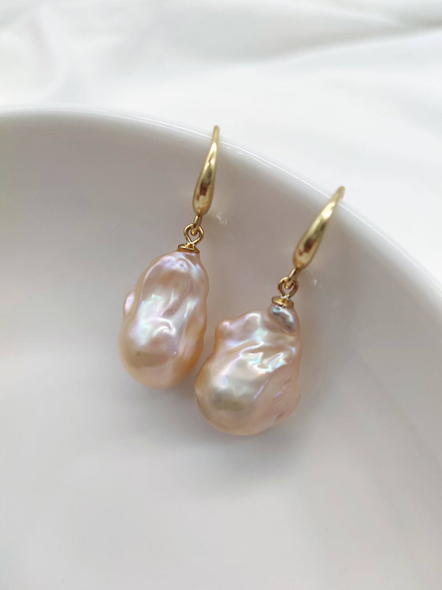 CHAMPAGNE BAROQUE PEARL EARRINGSCHAMPAGNE BAROQUE PEARL EARRINGS