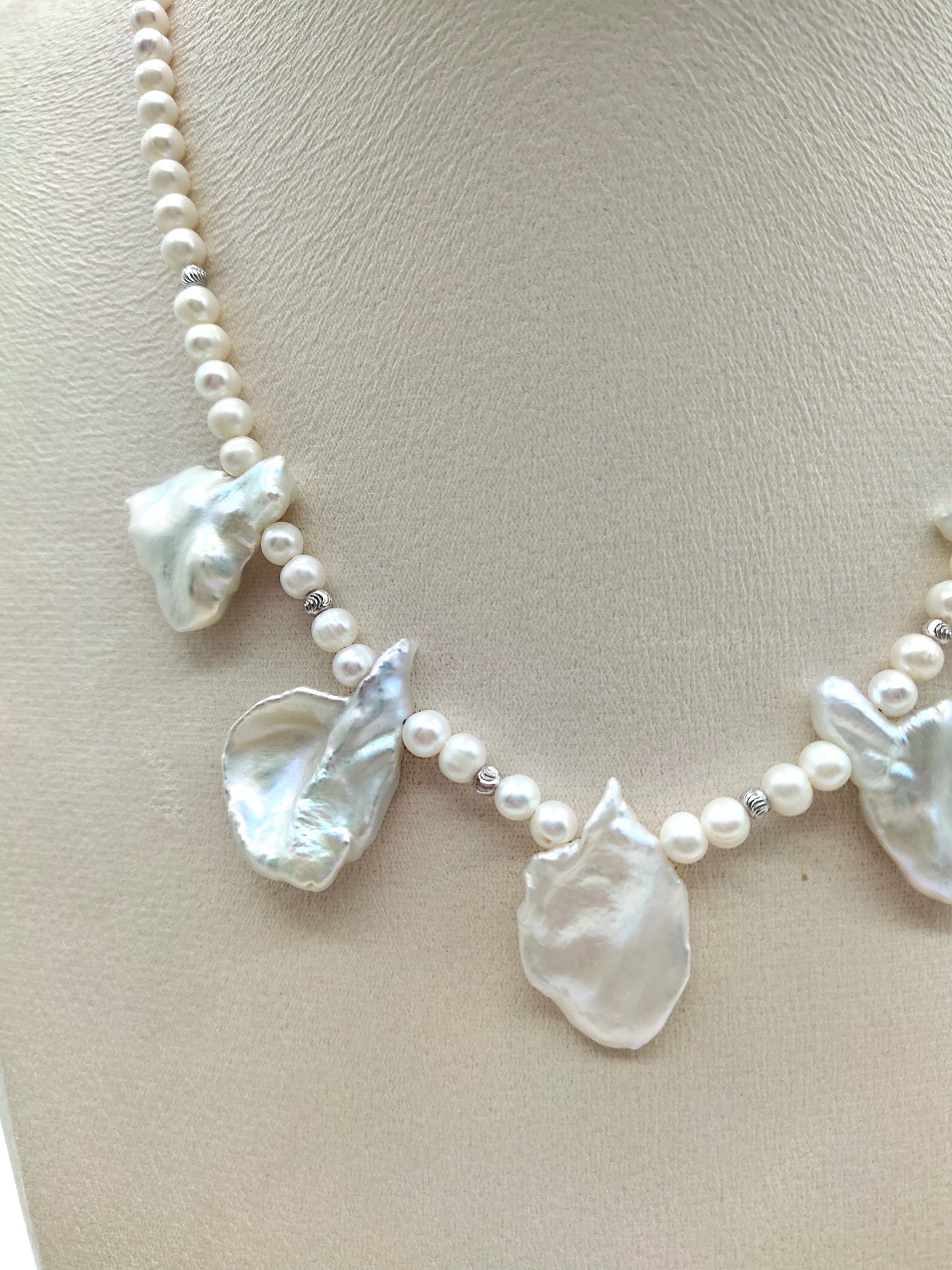 PETAL PEARL NECKLACE