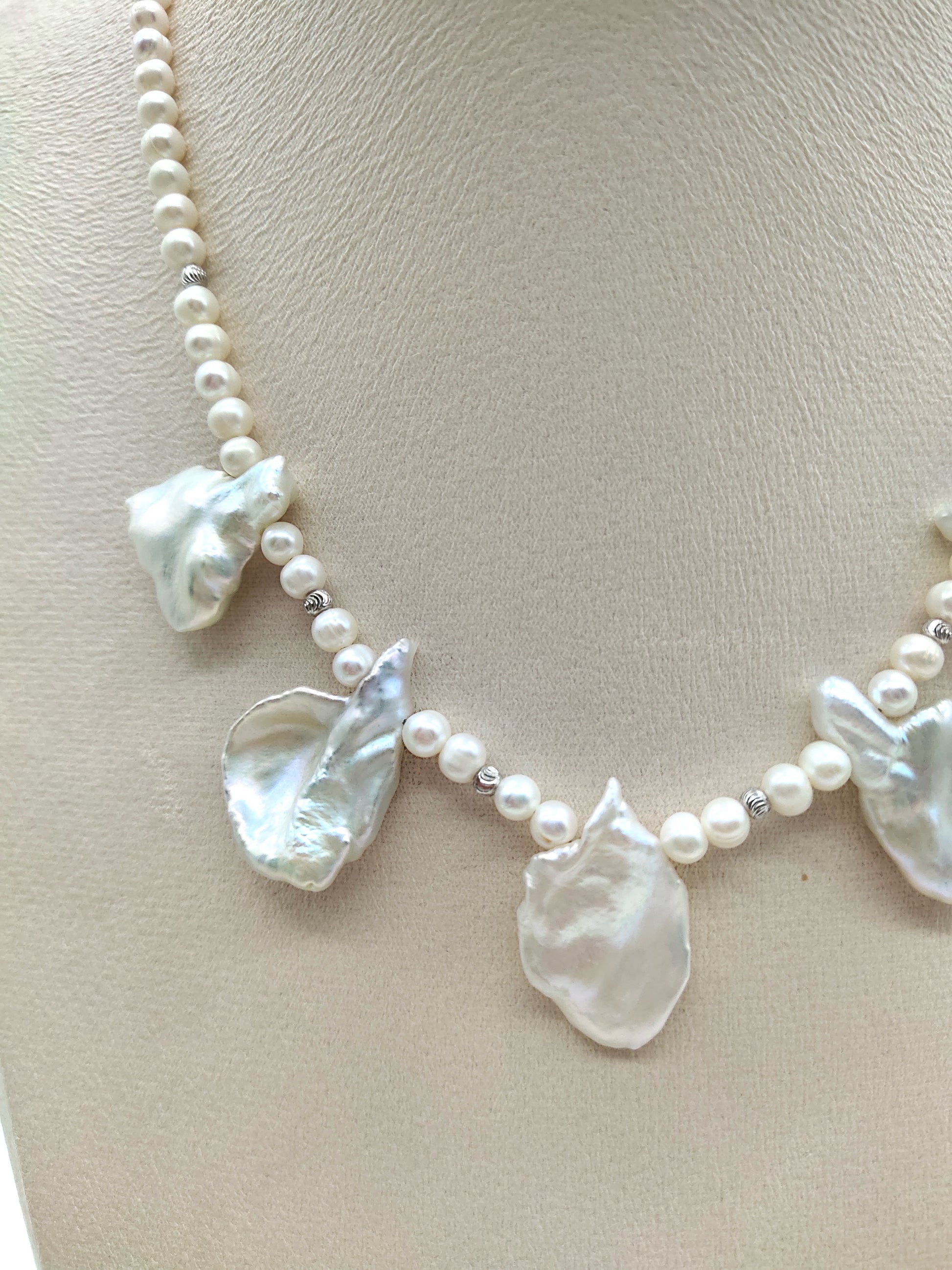 PETAL PEARL NECKLACE